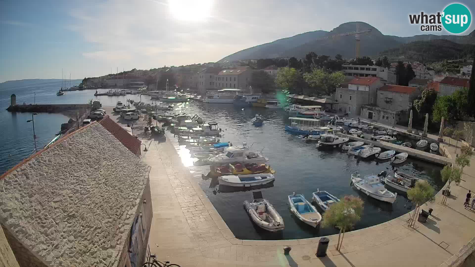 Spletna kamera Bol pristanišče – Pogled v živo na Rivo in marino