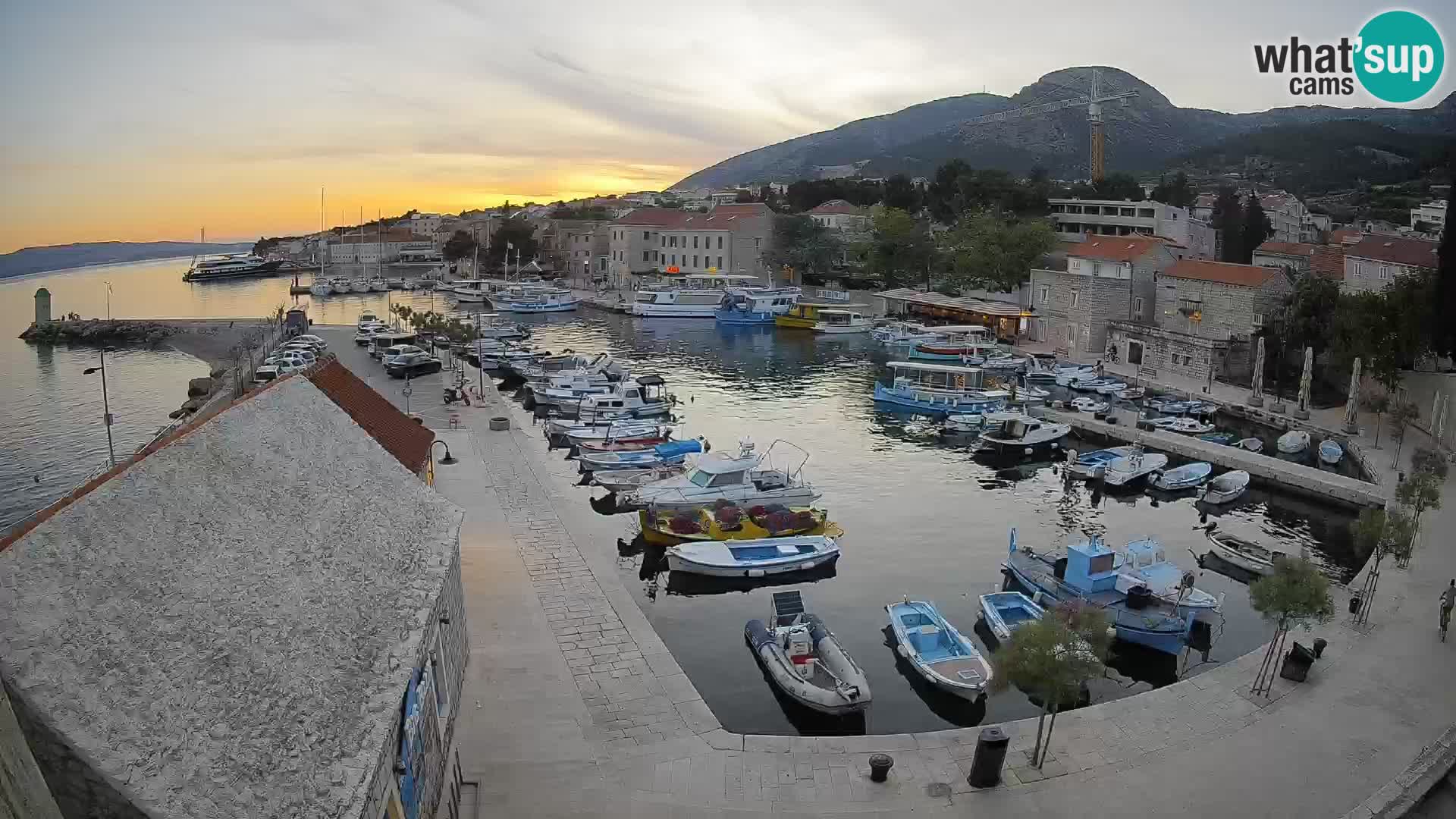 Spletna kamera Bol pristanišče – Pogled v živo na Rivo in marino