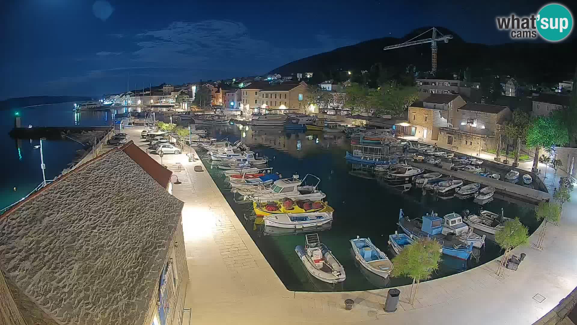 Web kamera Bol Riva – Pogled uživo na luku i marinu