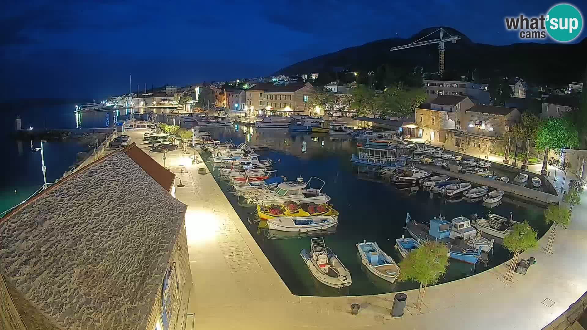 Web kamera Bol Riva – Pogled uživo na luku i marinu