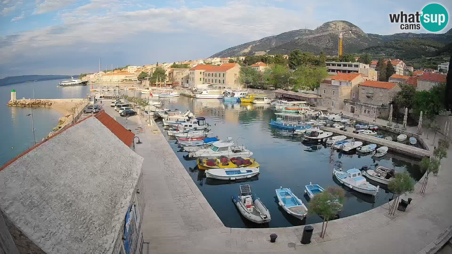 Spletna kamera Bol pristanišče – Pogled v živo na Rivo in marino
