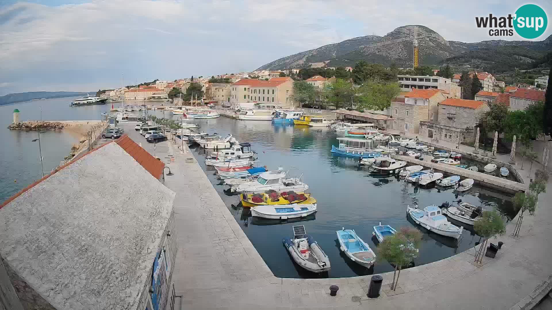 Spletna kamera Bol pristanišče – Pogled v živo na Rivo in marino