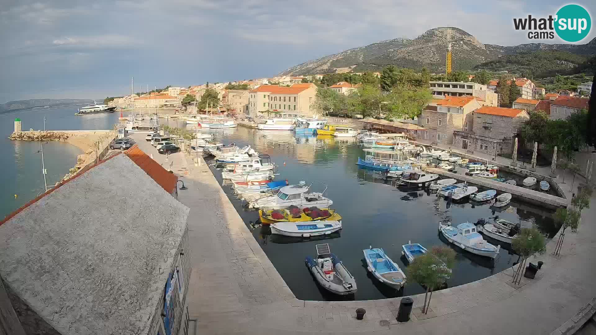 Web kamera Bol Riva – Pogled uživo na luku i marinu