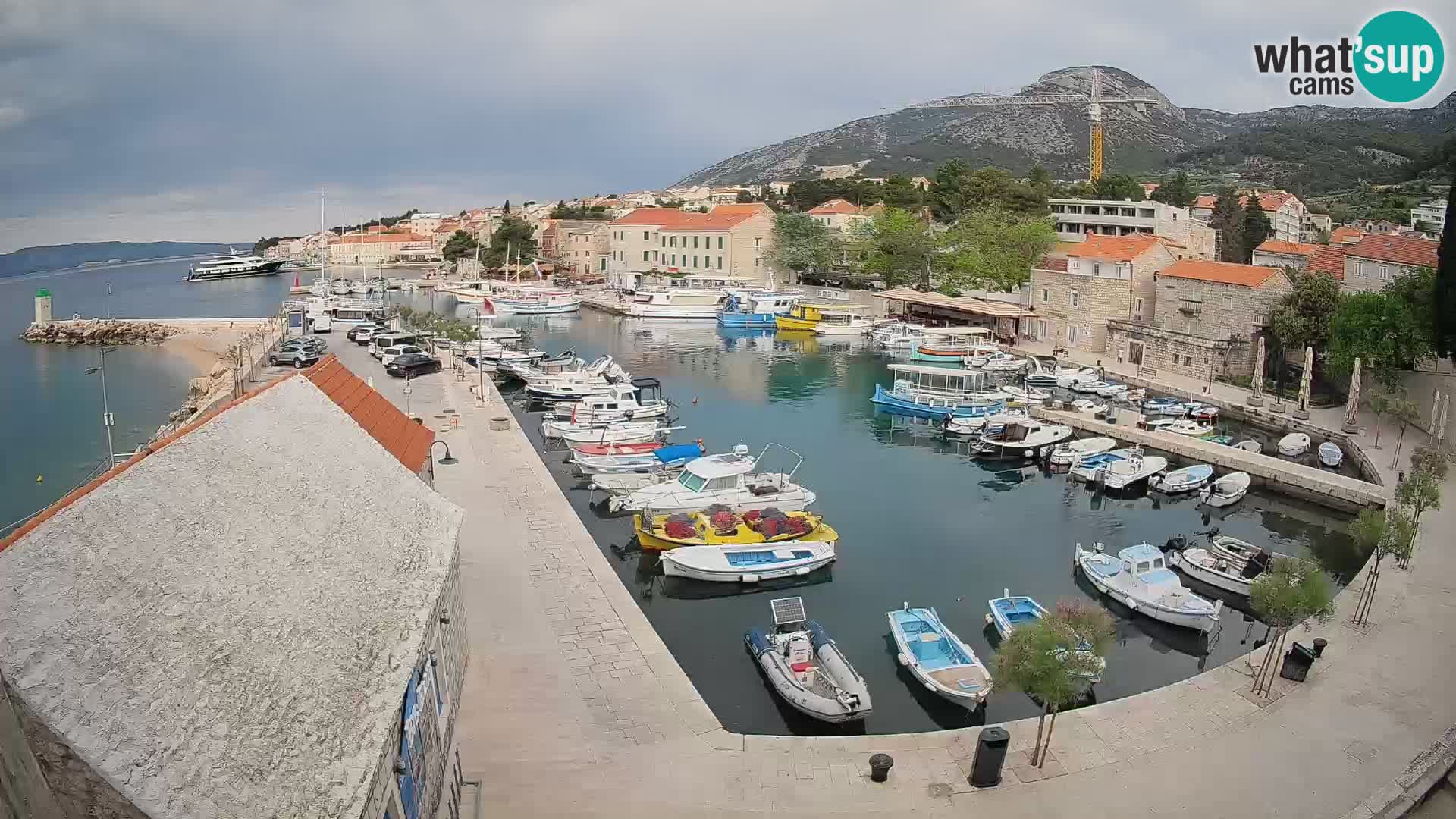 Web kamera Bol Riva – Pogled uživo na luku i marinu