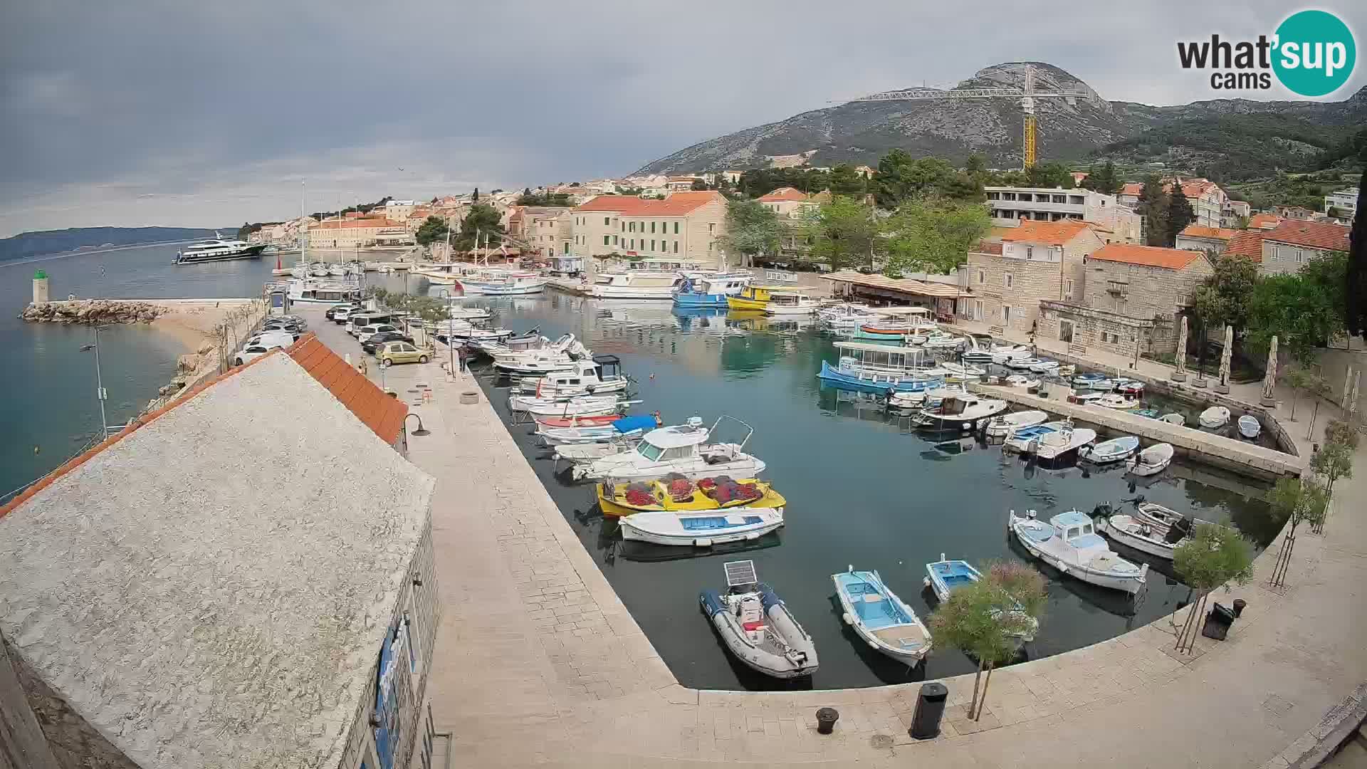 Web kamera Bol Riva – Pogled uživo na luku i marinu