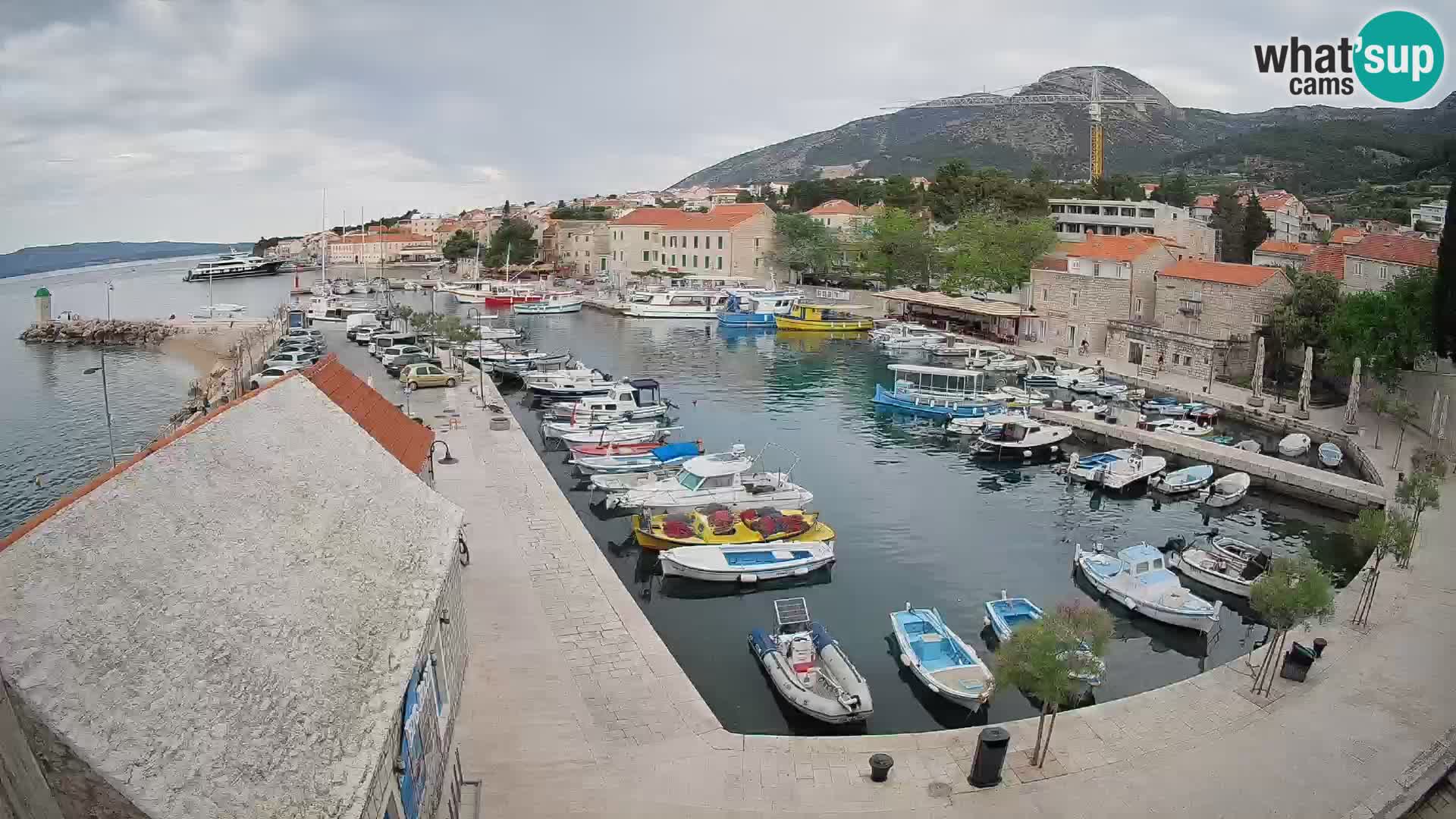 Spletna kamera Bol pristanišče – Pogled v živo na Rivo in marino