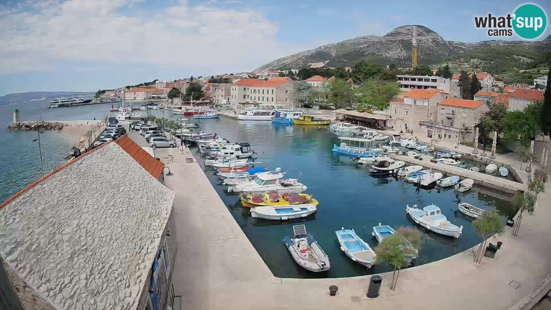 Spletna kamera Bol pristanišče – Pogled v živo na Rivo in marino