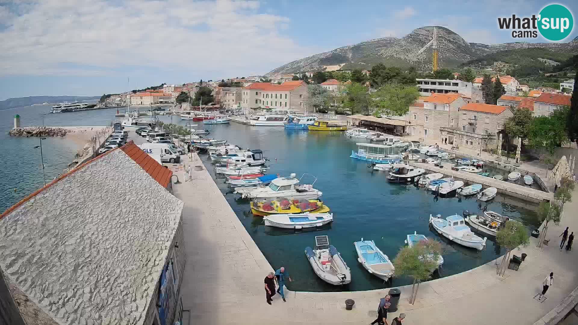 Spletna kamera Bol pristanišče – Pogled v živo na Rivo in marino