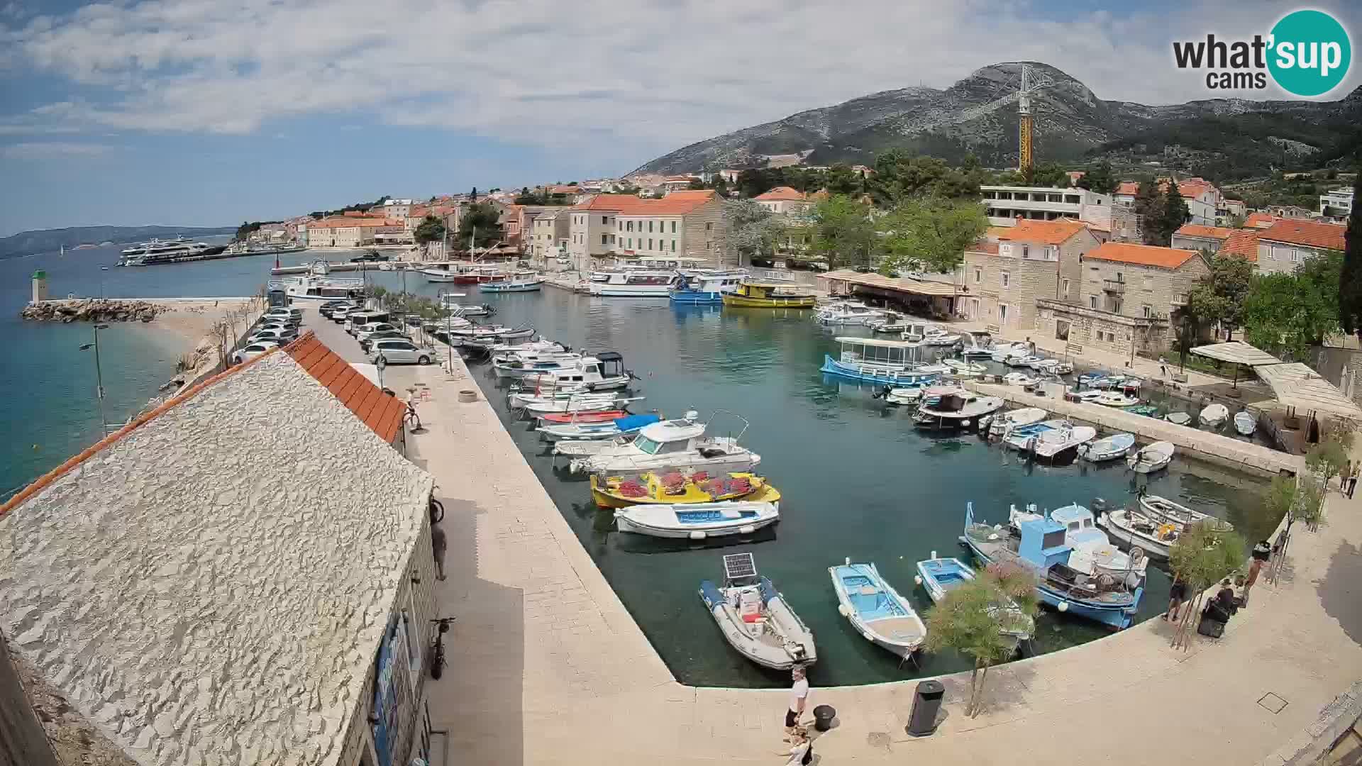 Web kamera Bol Riva – Pogled uživo na luku i marinu