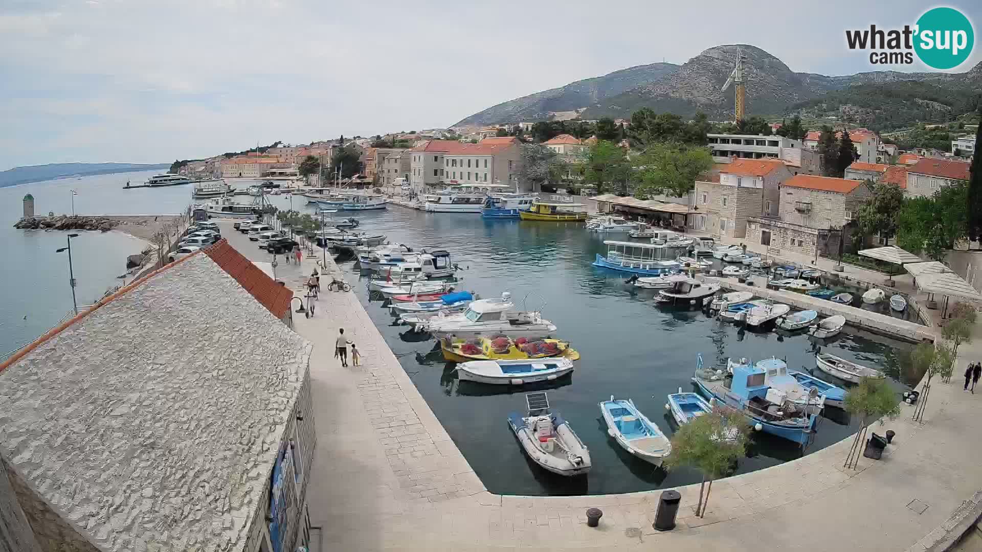 Spletna kamera Bol pristanišče – Pogled v živo na Rivo in marino