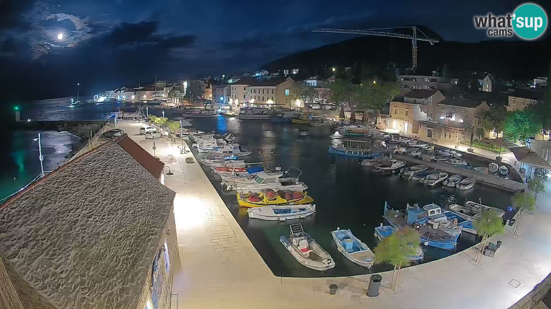 Spletna kamera Bol pristanišče – Pogled v živo na Rivo in marino