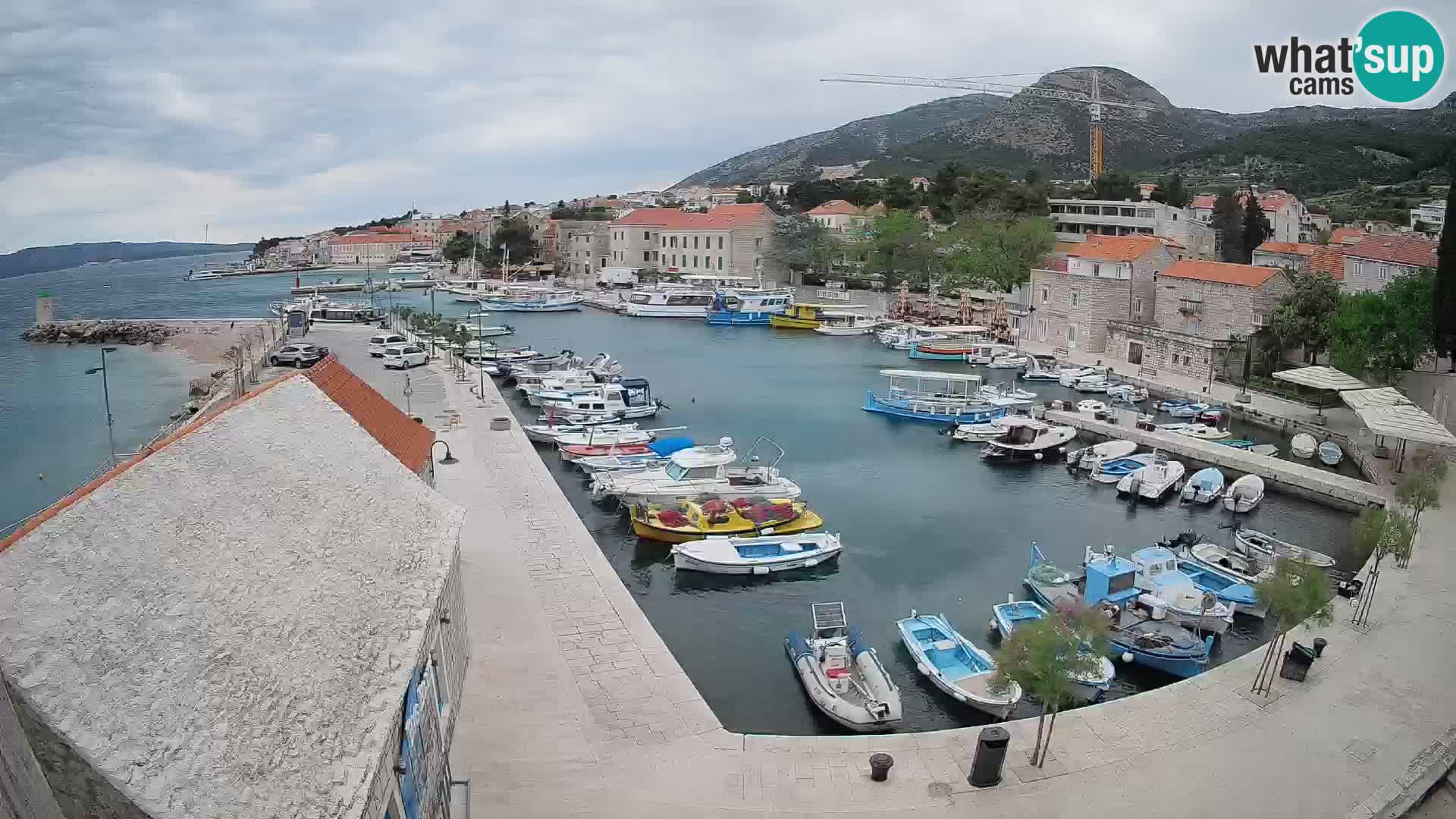 Spletna kamera Bol pristanišče – Pogled v živo na Rivo in marino