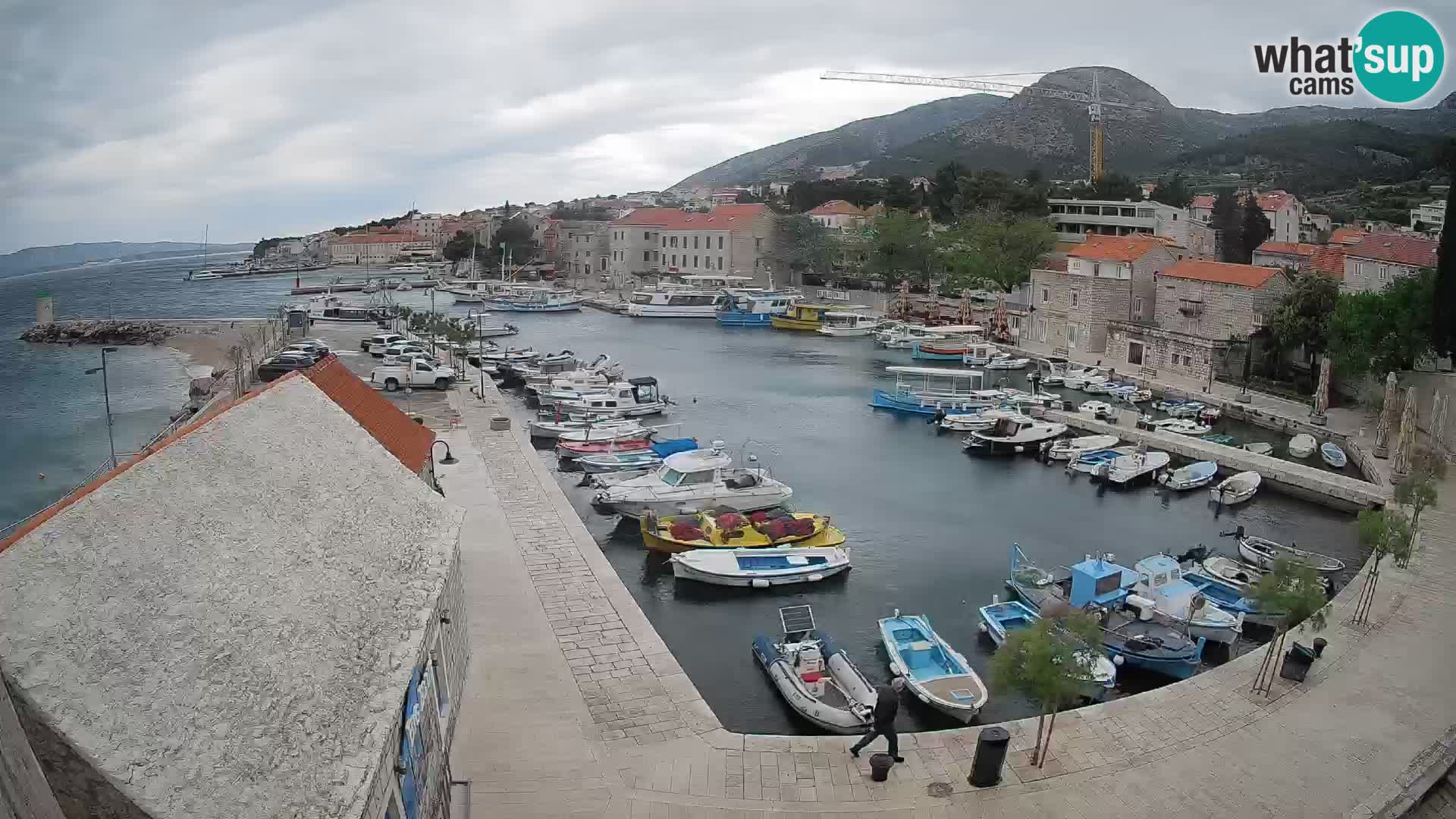 Spletna kamera Bol pristanišče – Pogled v živo na Rivo in marino
