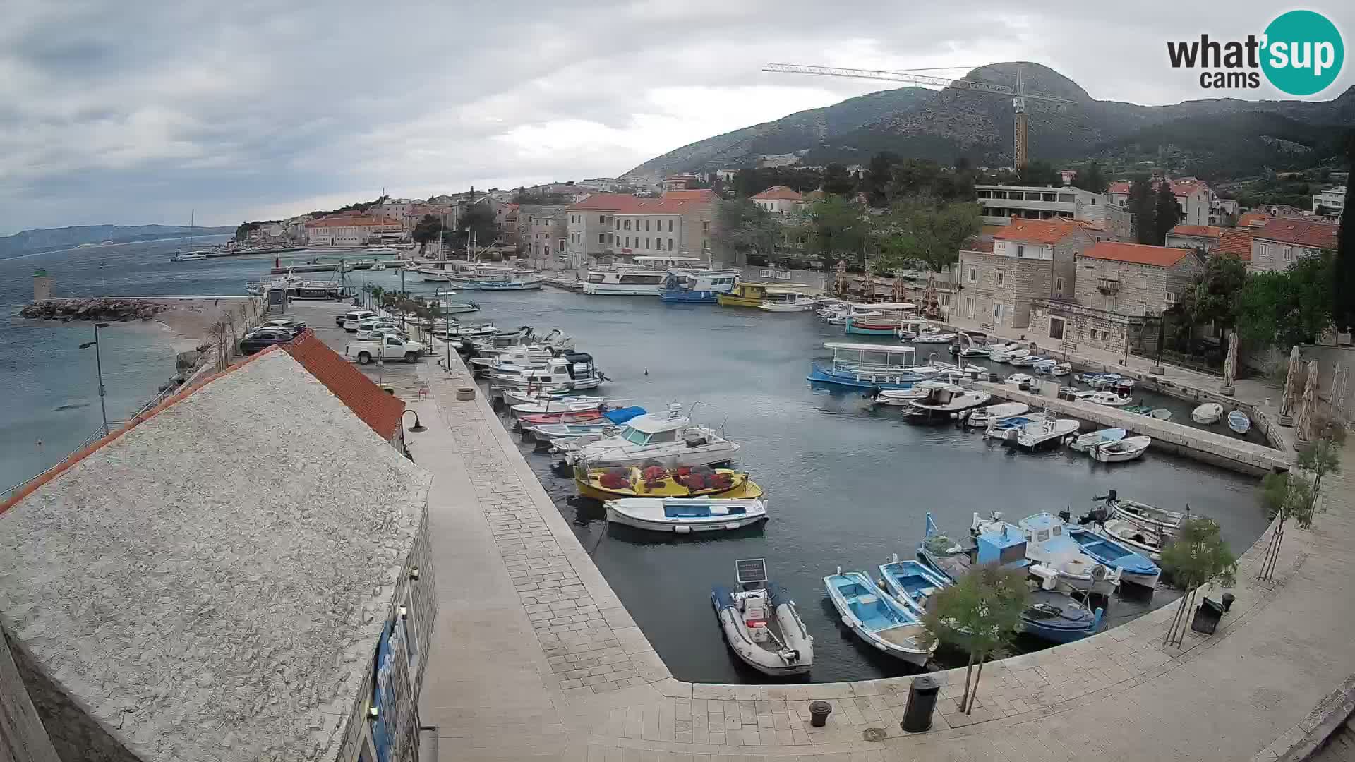 Spletna kamera Bol pristanišče – Pogled v živo na Rivo in marino