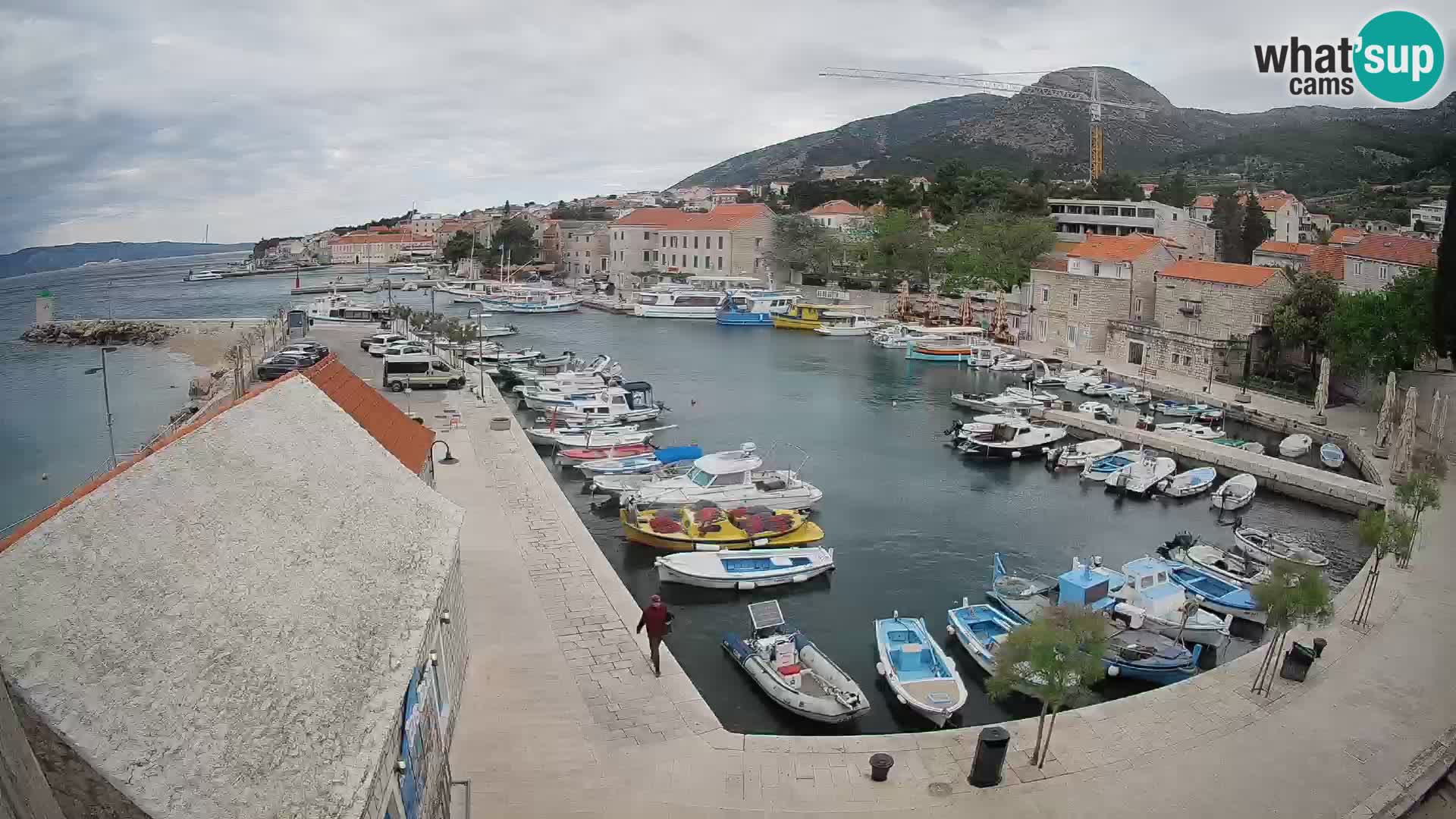 Spletna kamera Bol pristanišče – Pogled v živo na Rivo in marino