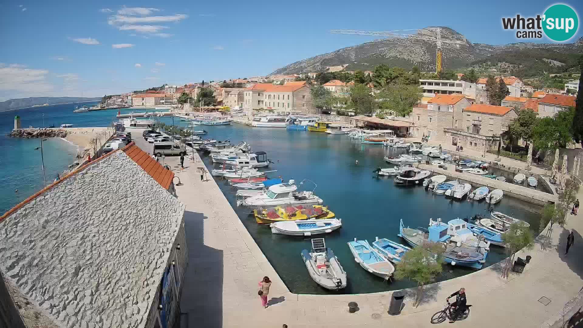 Spletna kamera Bol pristanišče – Pogled v živo na Rivo in marino