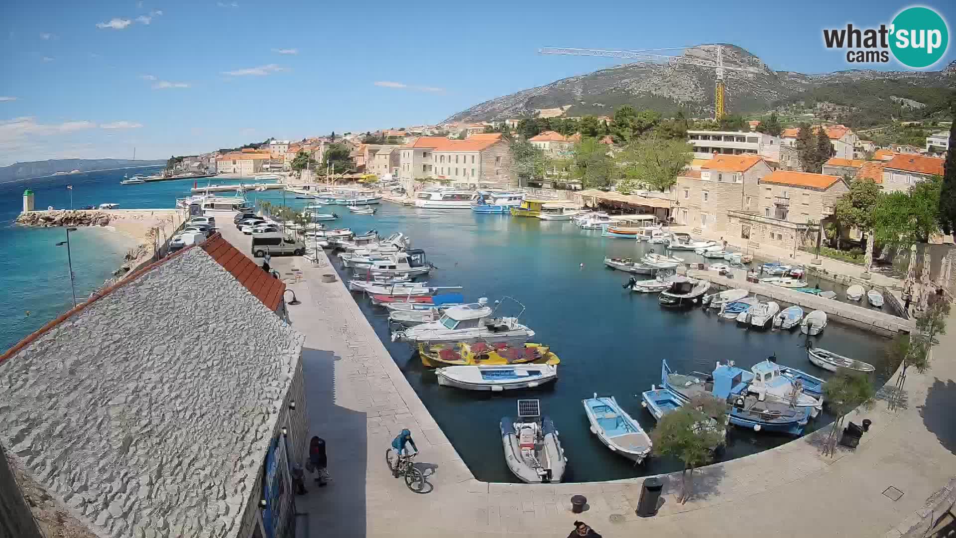 Spletna kamera Bol pristanišče – Pogled v živo na Rivo in marino