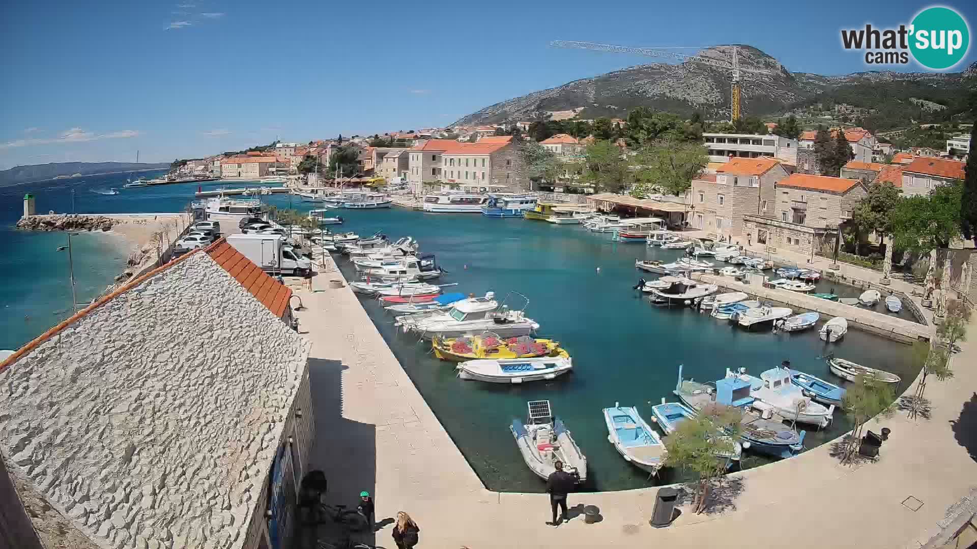 Spletna kamera Bol pristanišče – Pogled v živo na Rivo in marino