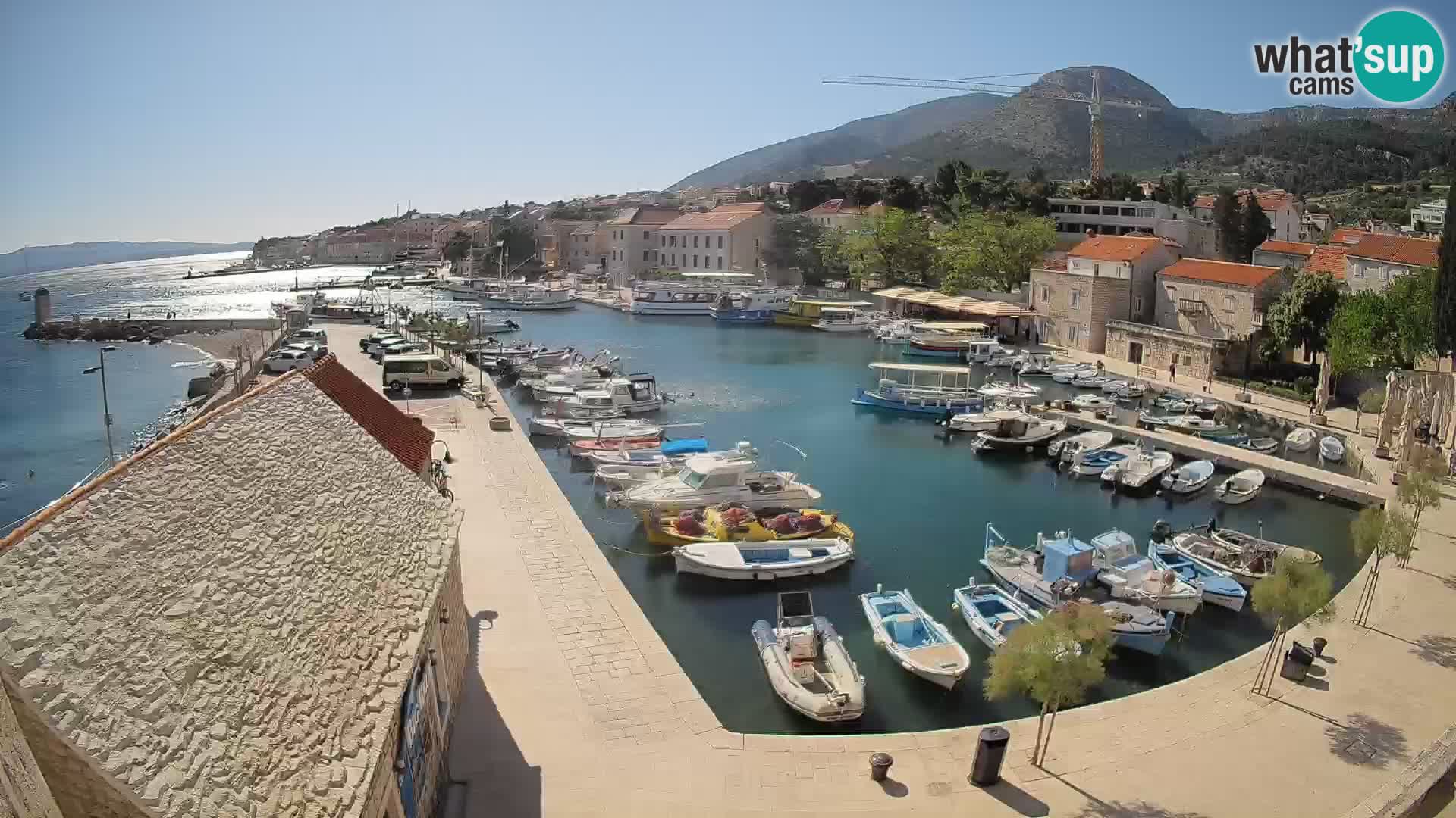 Spletna kamera Bol pristanišče – Pogled v živo na Rivo in marino