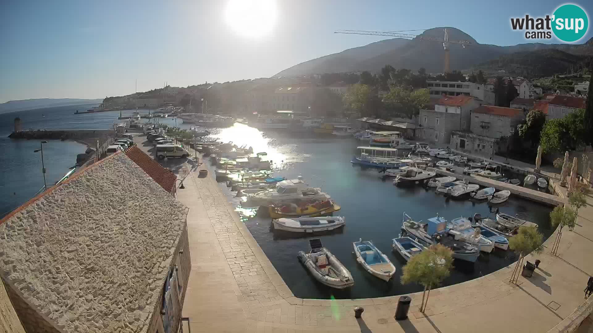 Web kamera Bol Riva – Pogled uživo na luku i marinu