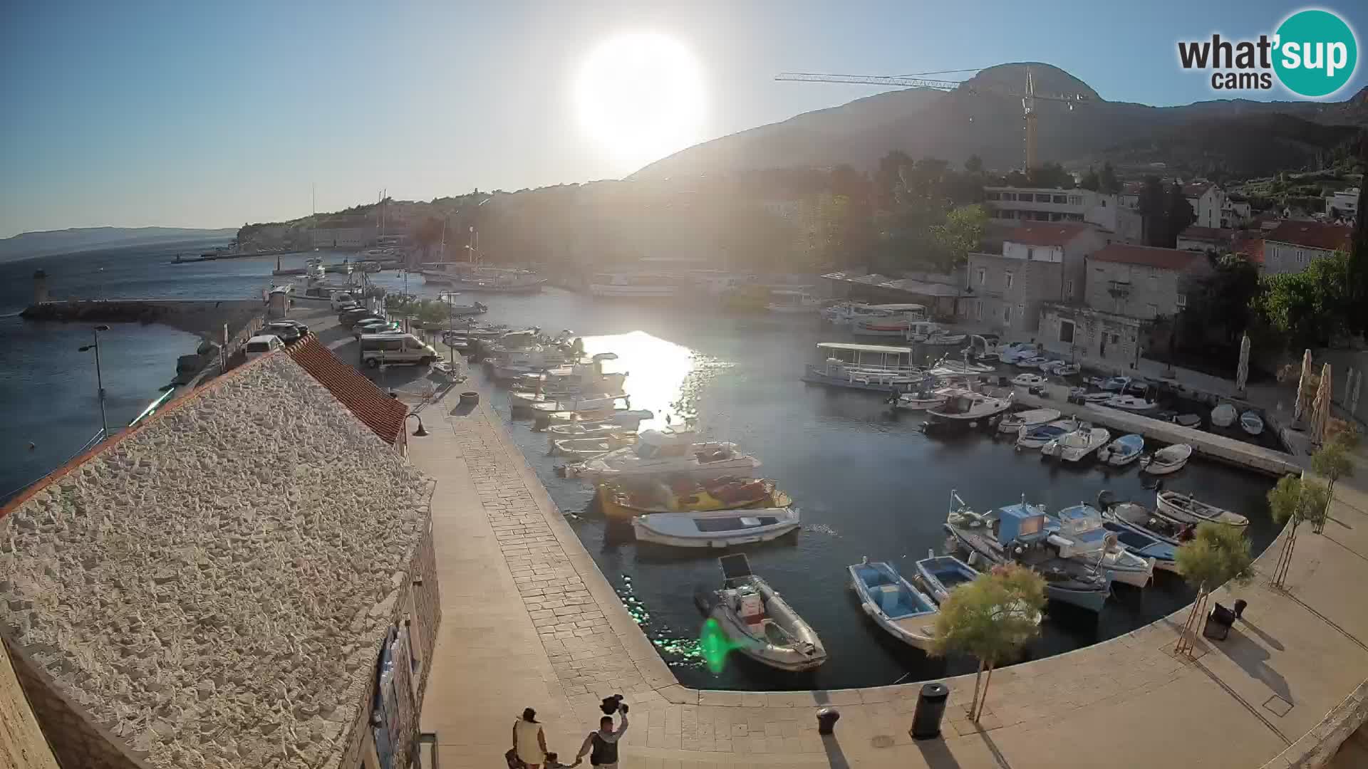 Spletna kamera Bol pristanišče – Pogled v živo na Rivo in marino