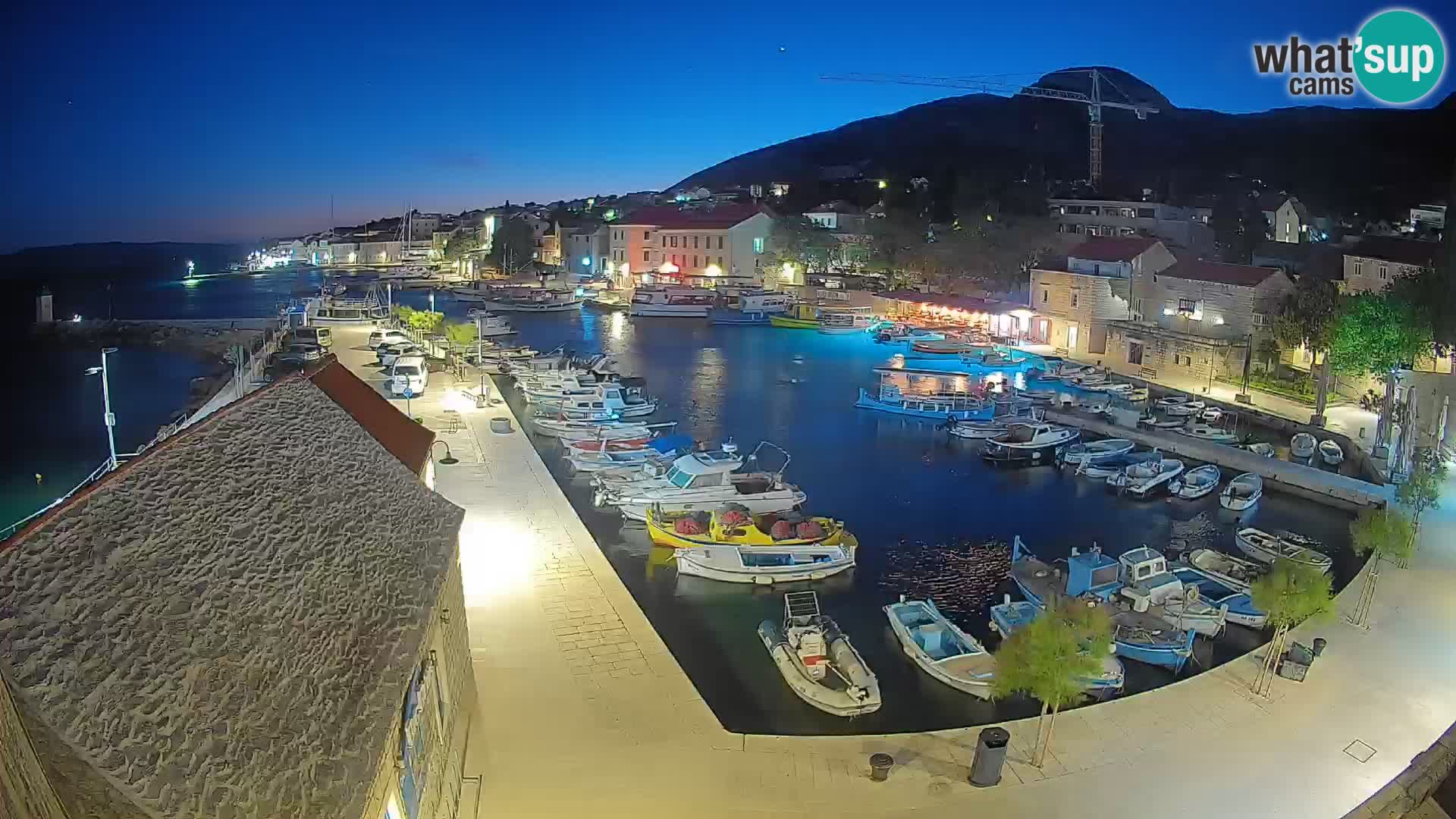 Spletna kamera Bol pristanišče – Pogled v živo na Rivo in marino