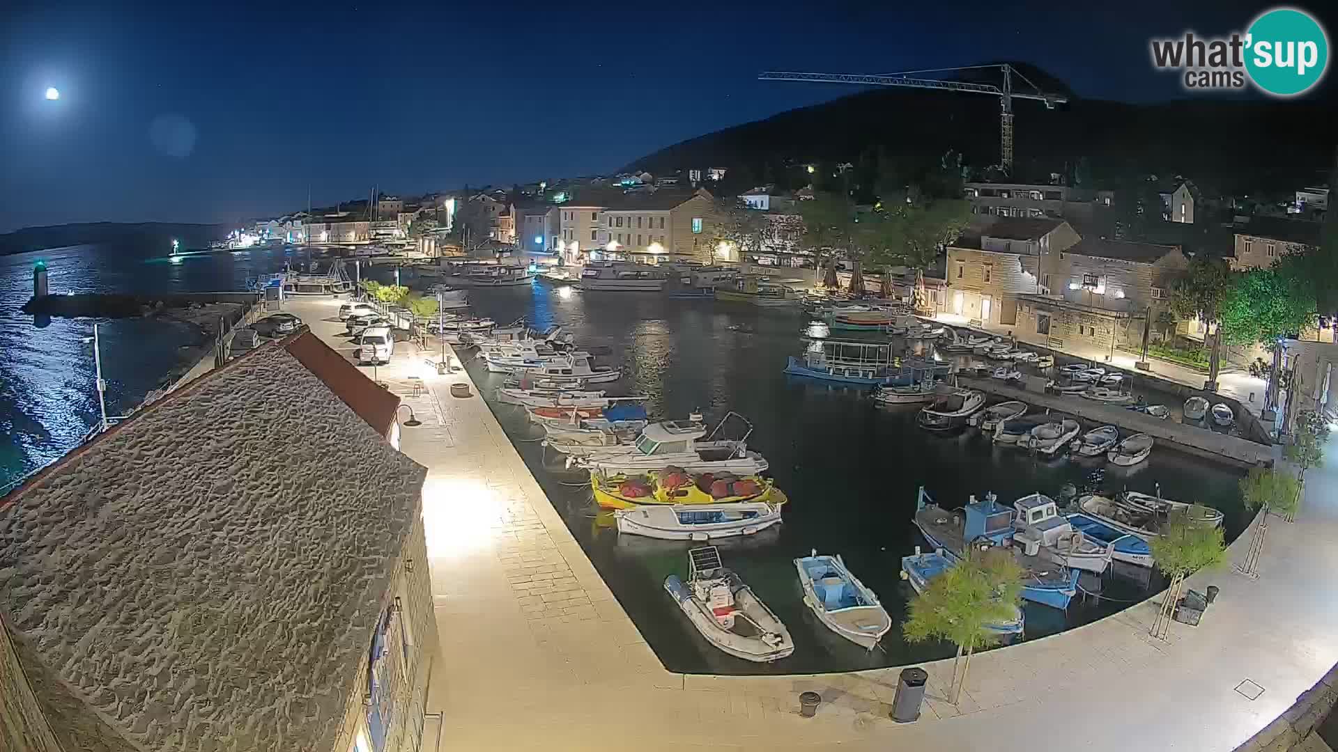 Spletna kamera Bol pristanišče – Pogled v živo na Rivo in marino