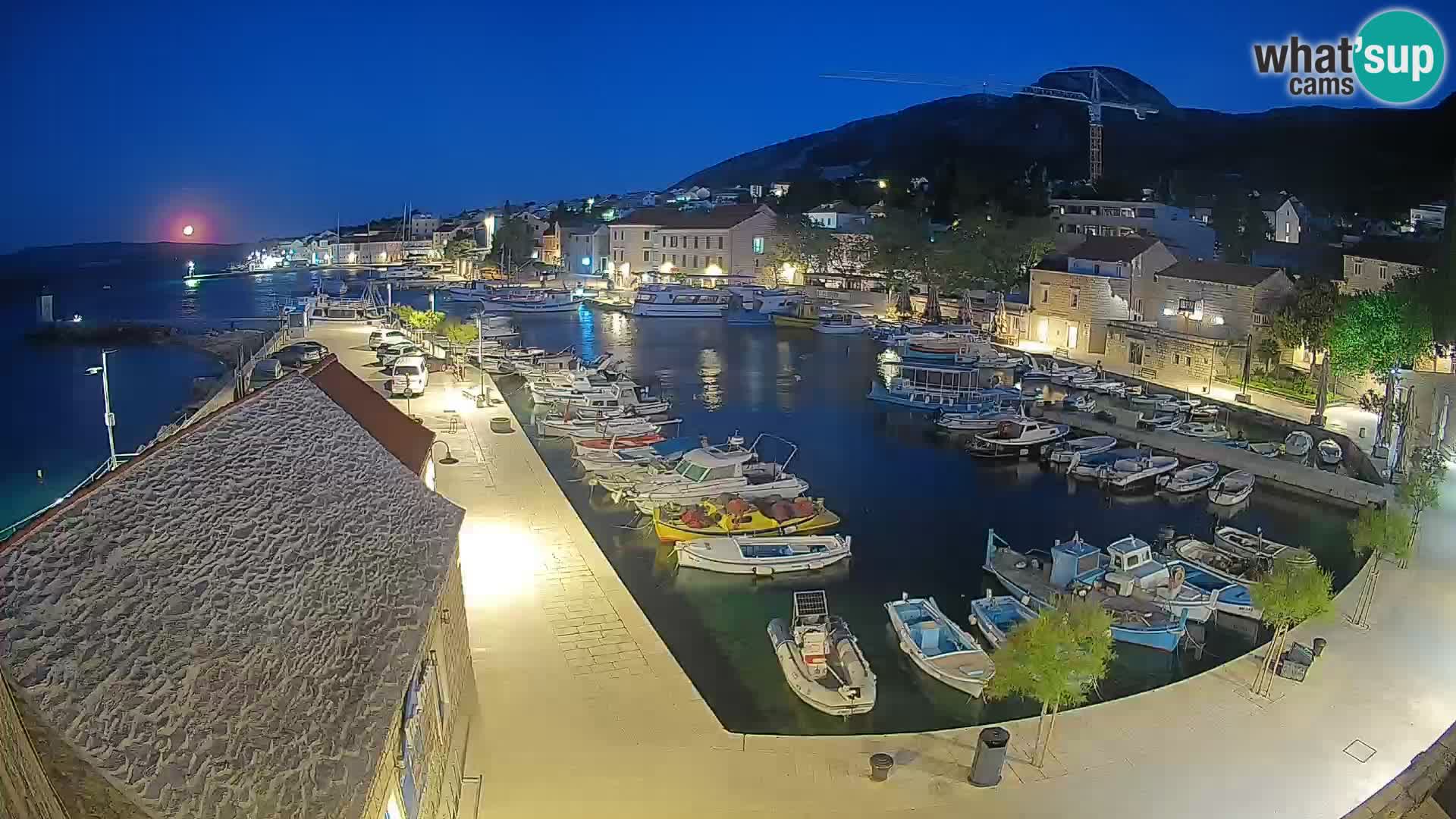 Spletna kamera Bol pristanišče – Pogled v živo na Rivo in marino