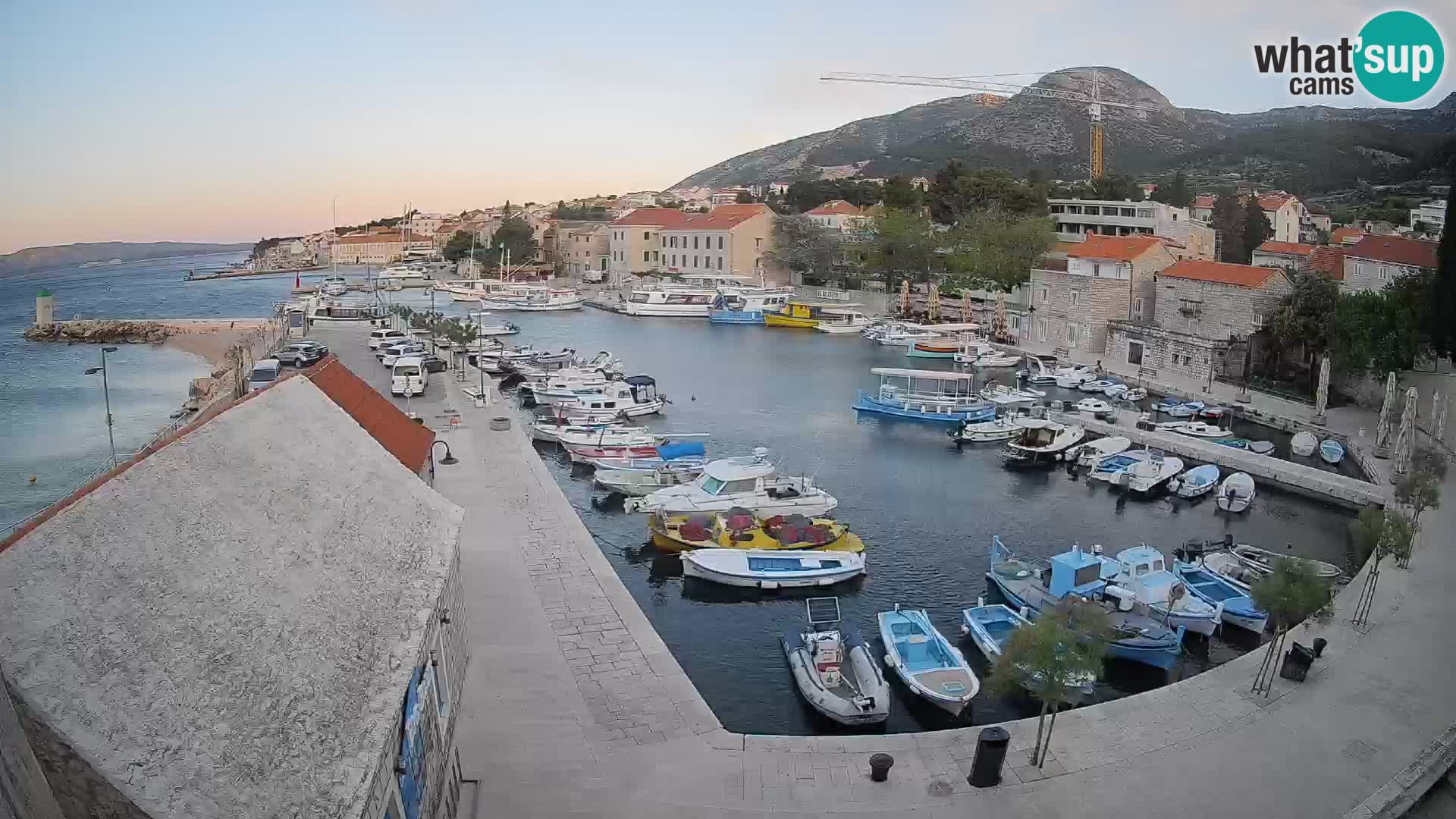 Spletna kamera Bol pristanišče – Pogled v živo na Rivo in marino