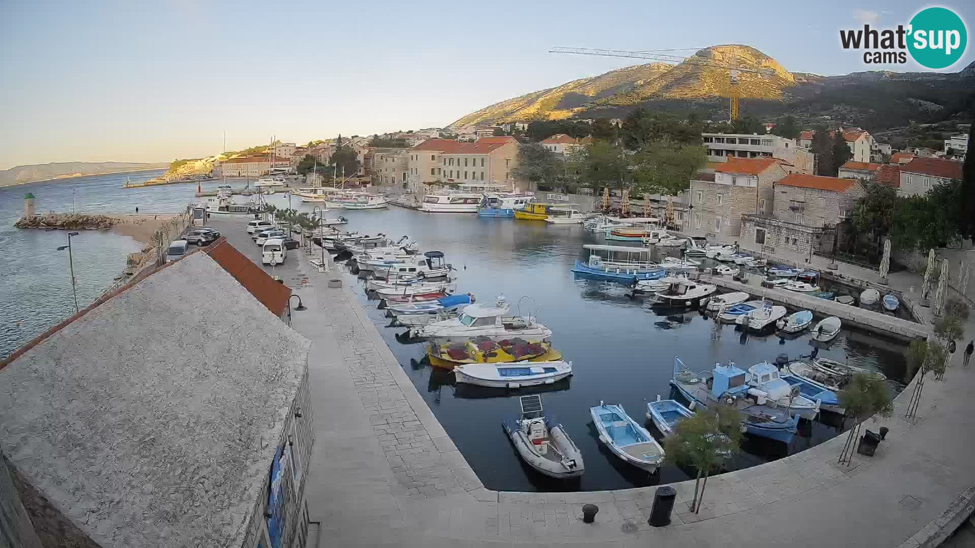 Web kamera Bol Riva – Pogled uživo na luku i marinu