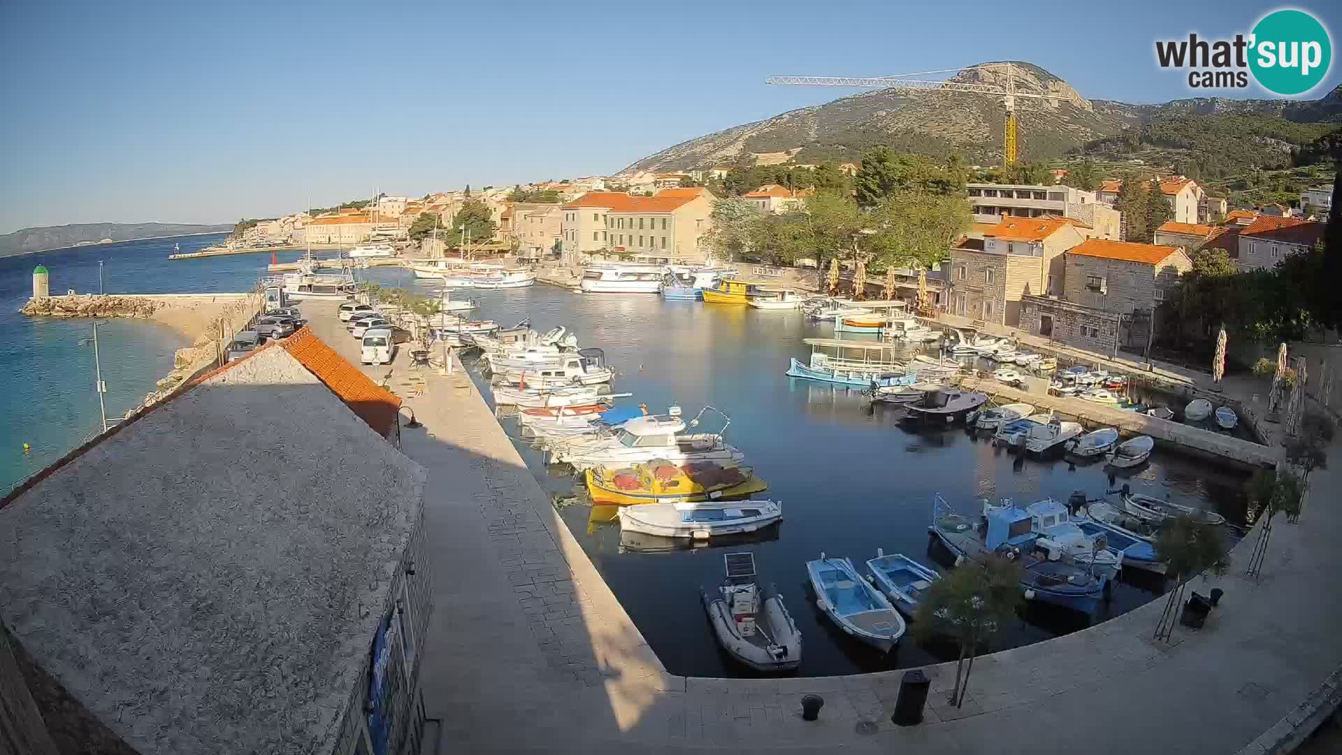 Spletna kamera Bol pristanišče – Pogled v živo na Rivo in marino