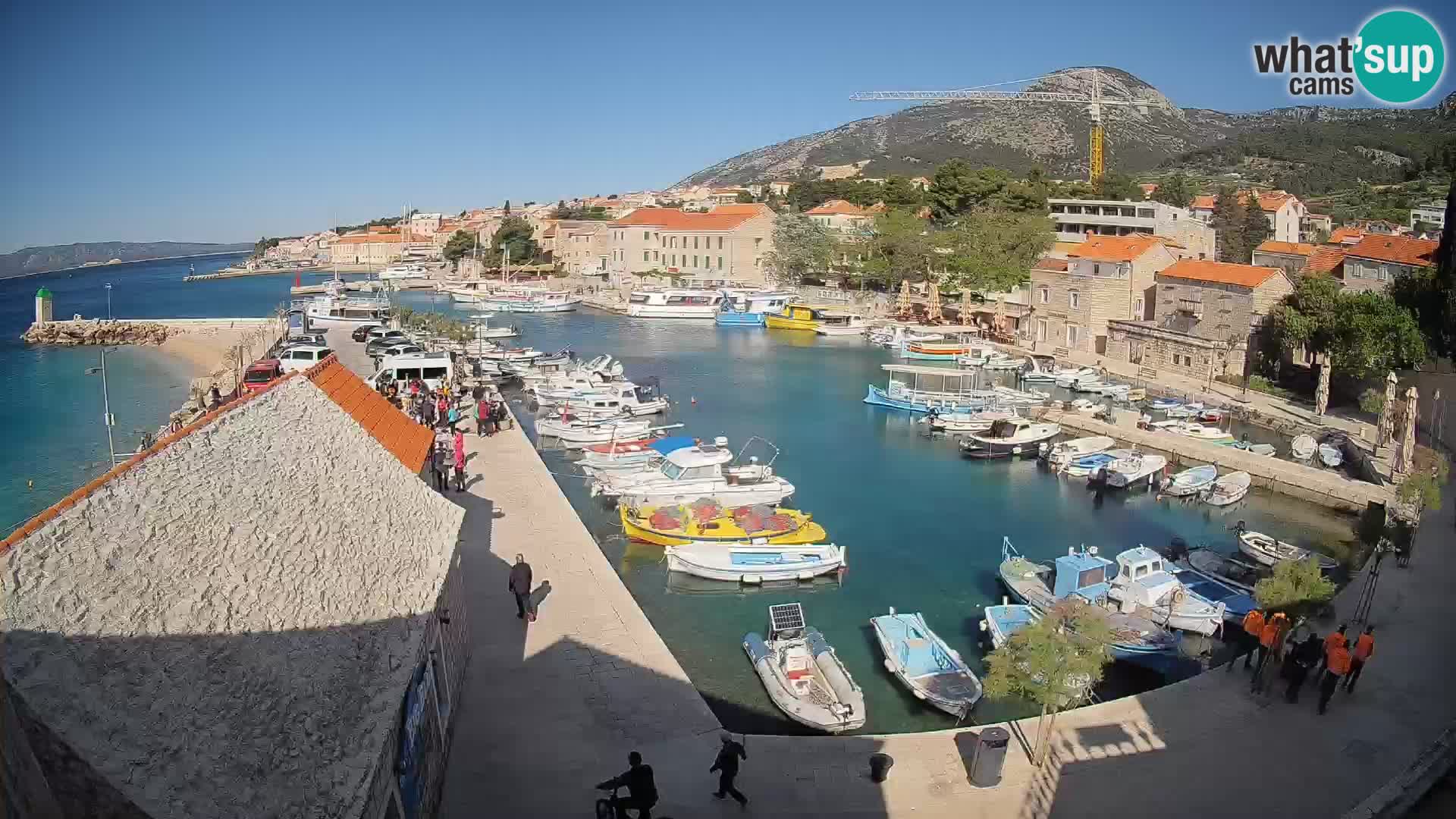 Spletna kamera Bol pristanišče – Pogled v živo na Rivo in marino