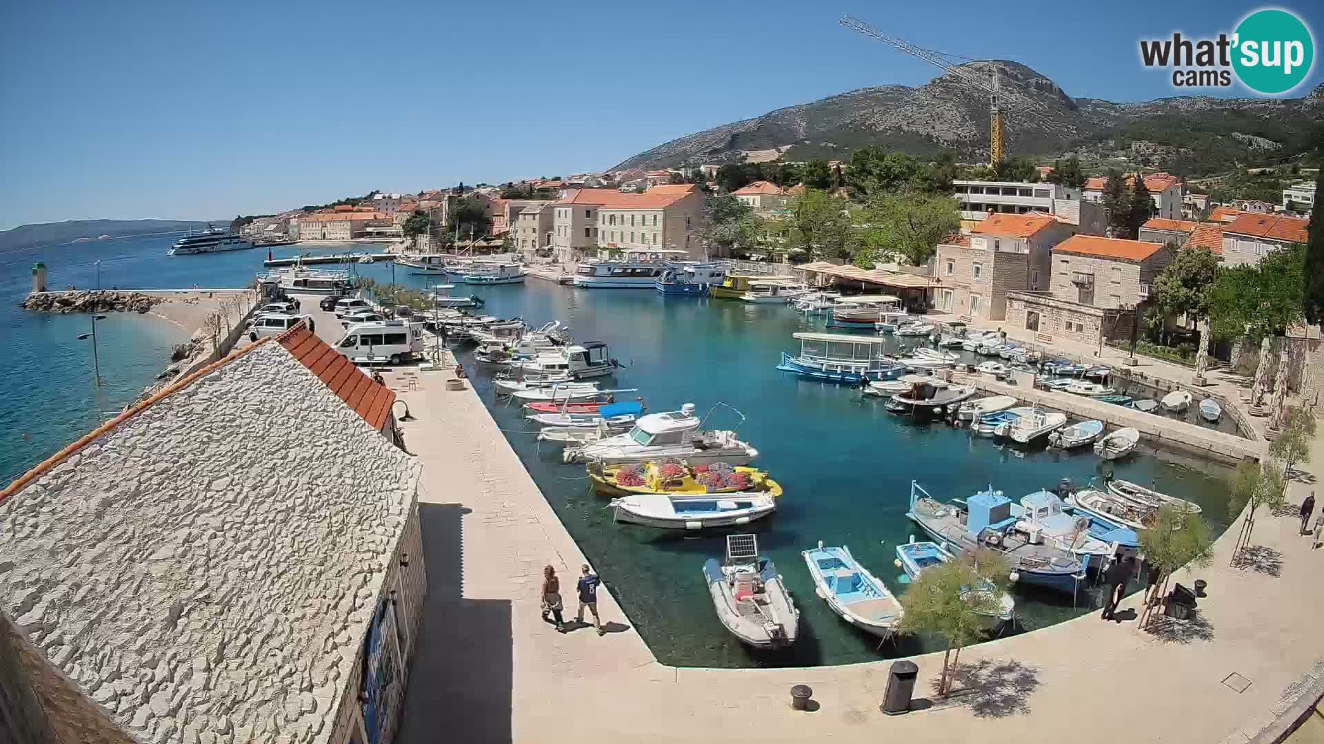 Spletna kamera Bol pristanišče – Pogled v živo na Rivo in marino