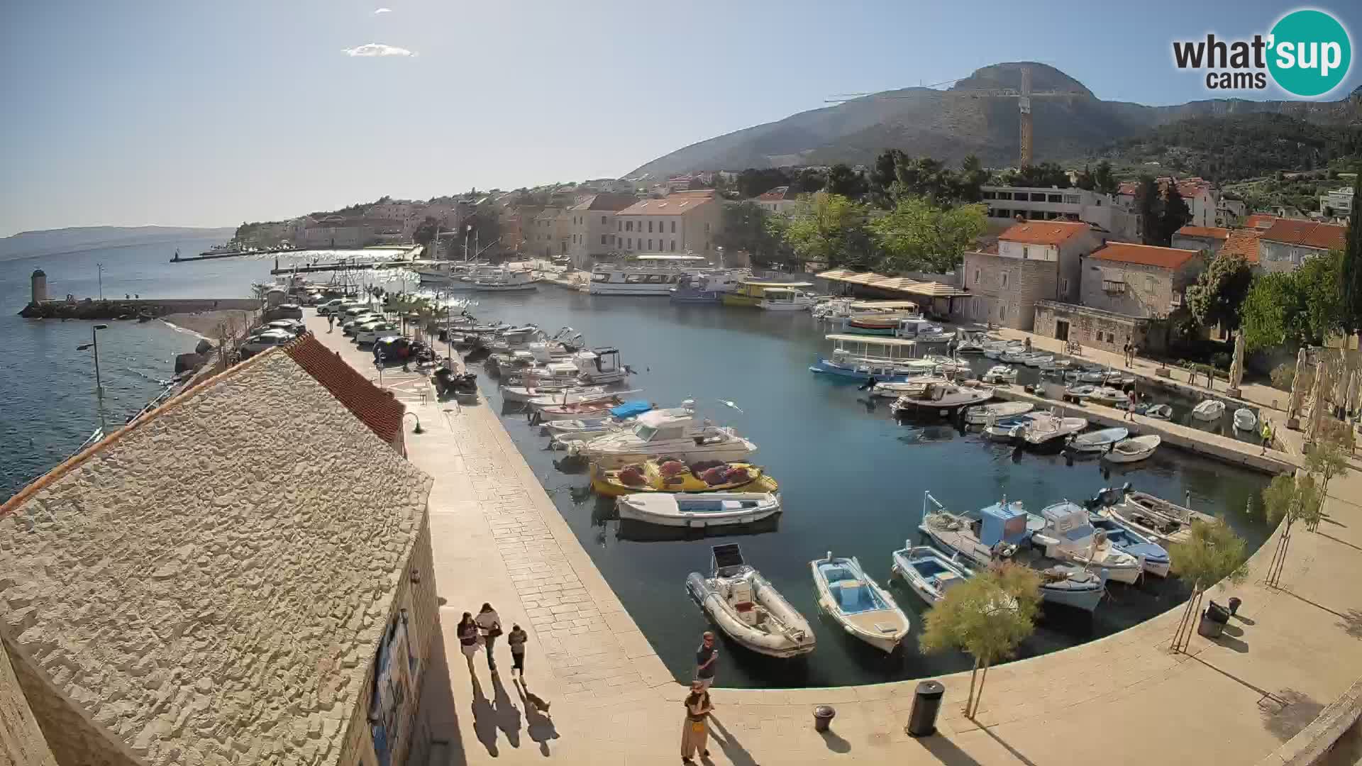 Web kamera Bol Riva – Pogled uživo na luku i marinu