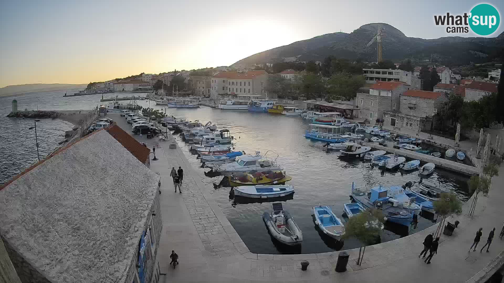 Spletna kamera Bol pristanišče – Pogled v živo na Rivo in marino