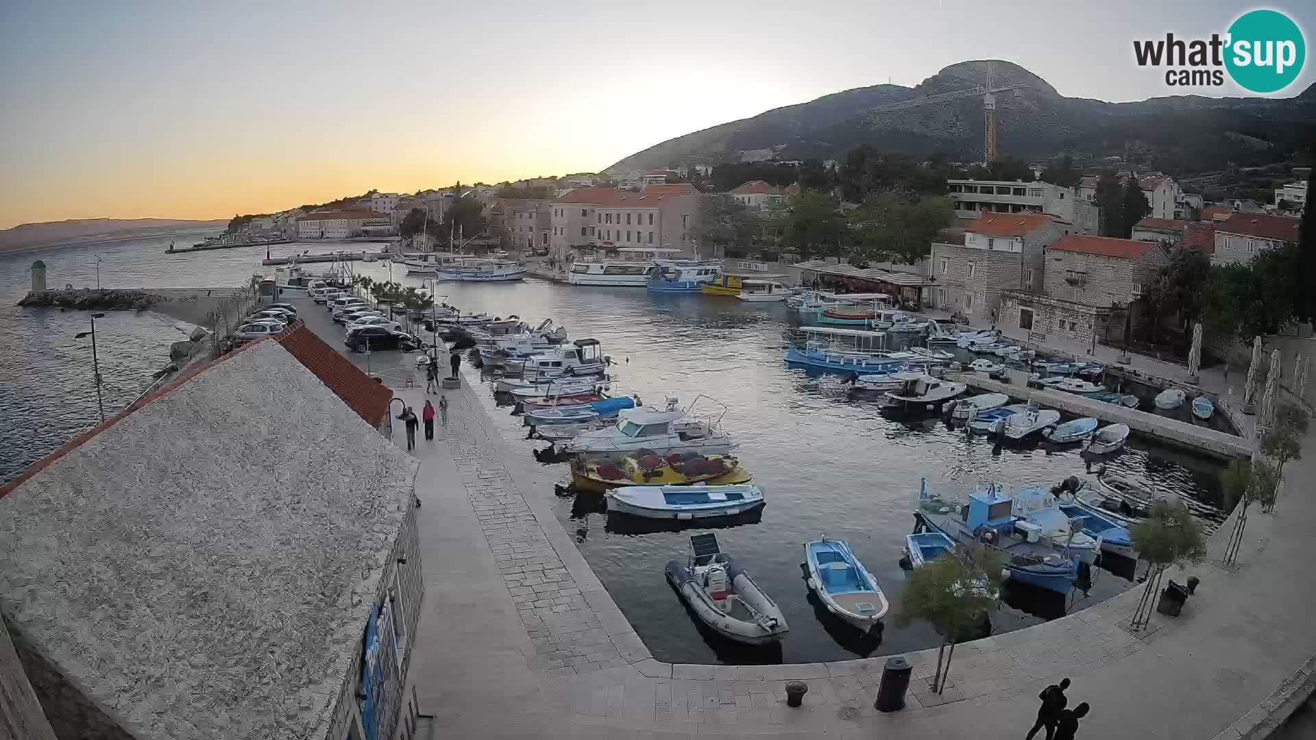 Spletna kamera Bol pristanišče – Pogled v živo na Rivo in marino