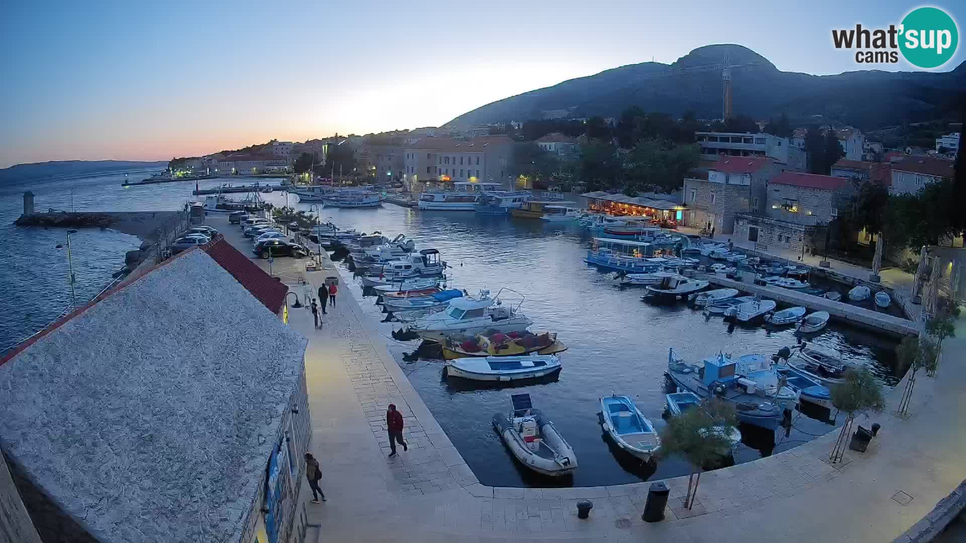 Spletna kamera Bol pristanišče – Pogled v živo na Rivo in marino