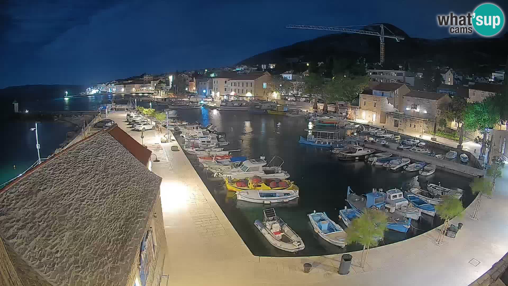 Spletna kamera Bol pristanišče – Pogled v živo na Rivo in marino