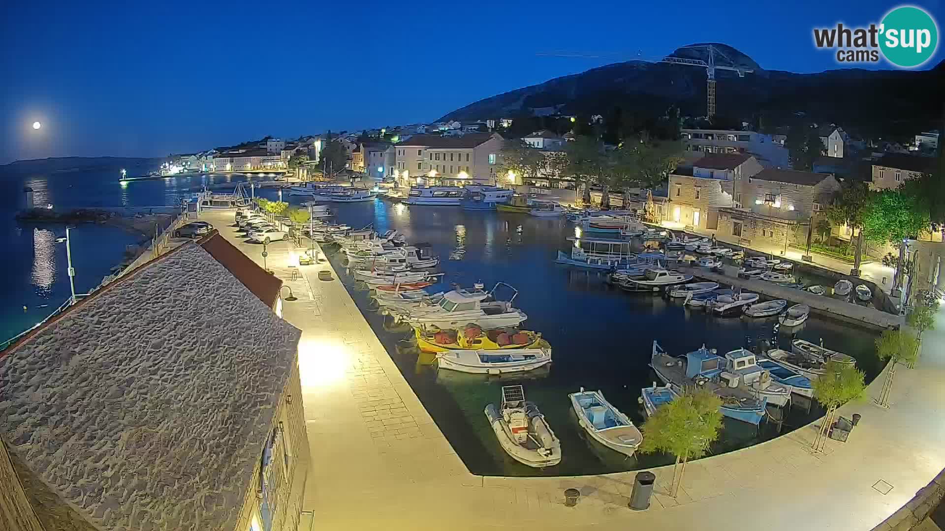 Spletna kamera Bol pristanišče – Pogled v živo na Rivo in marino