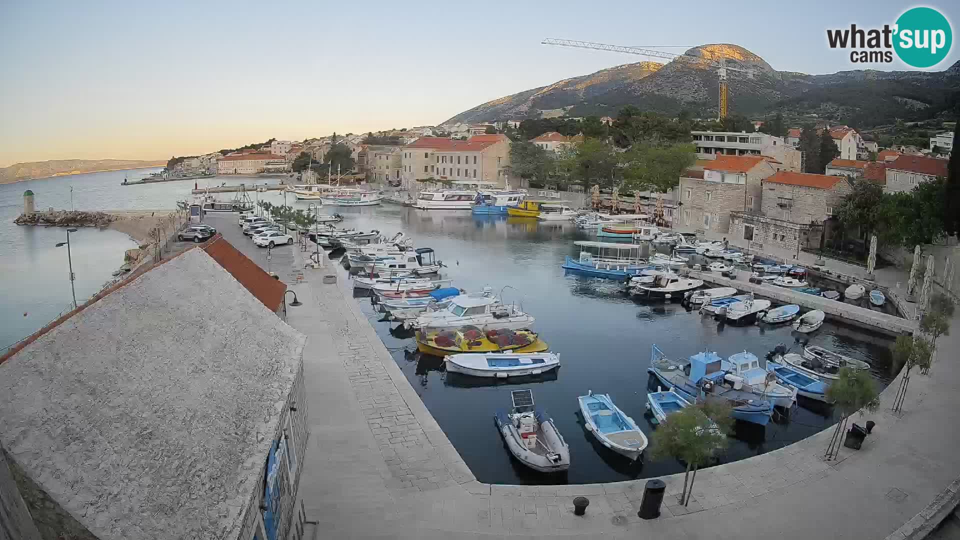 Spletna kamera Bol pristanišče – Pogled v živo na Rivo in marino