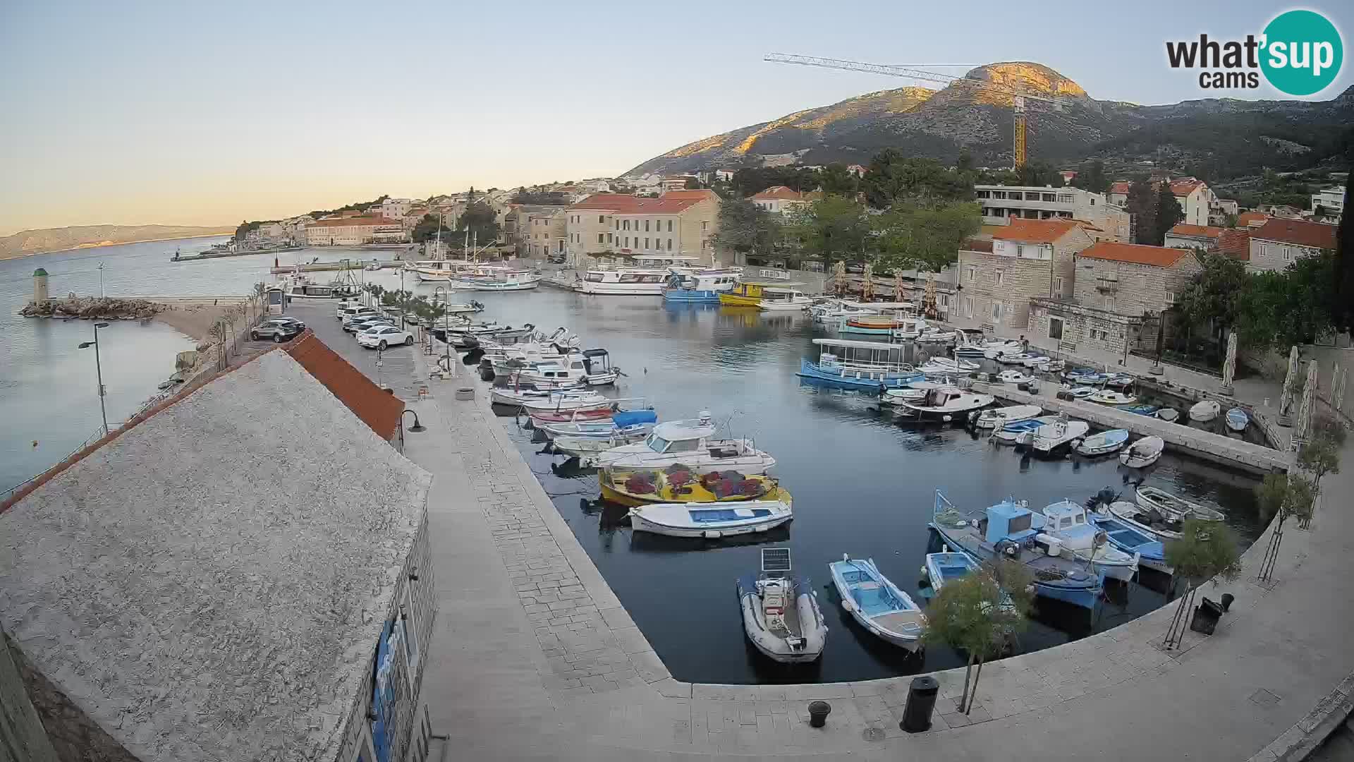 Web kamera Bol Riva – Pogled uživo na luku i marinu