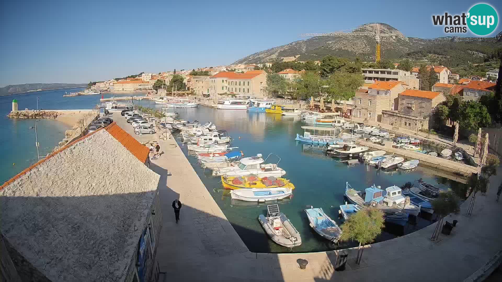 Web kamera Bol Riva – Pogled uživo na luku i marinu
