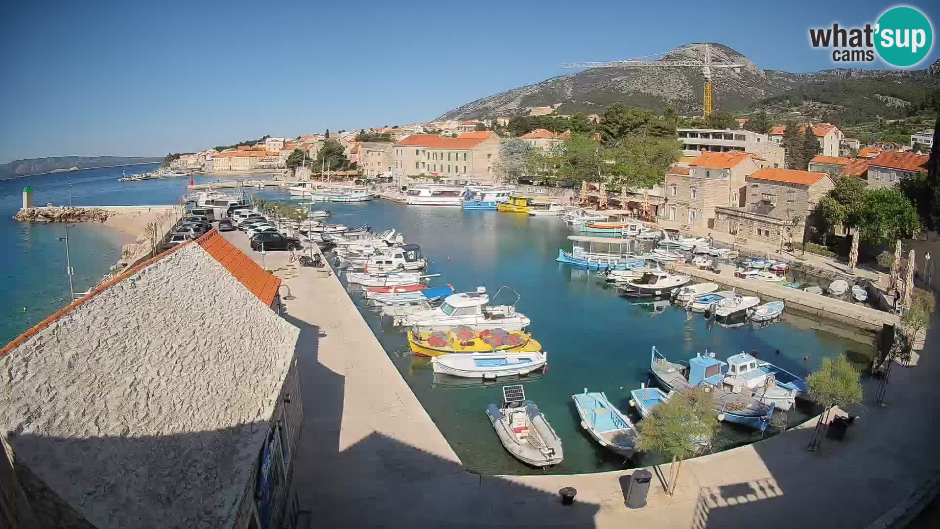 Web kamera Bol Riva – Pogled uživo na luku i marinu