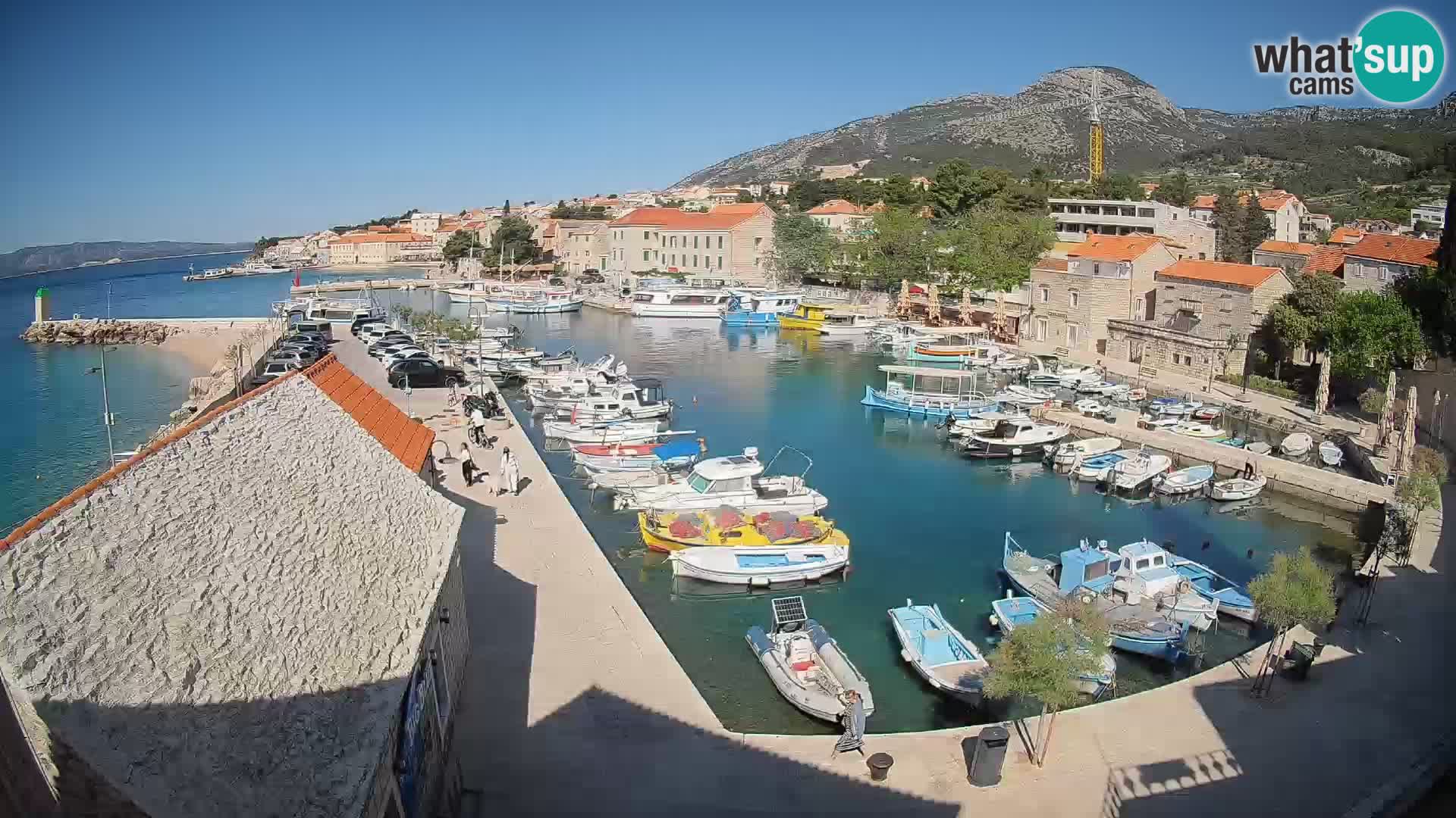 Web kamera Bol Riva – Pogled uživo na luku i marinu