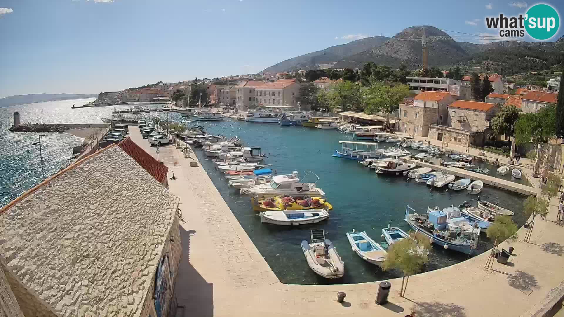 Web kamera Bol Riva – Pogled uživo na luku i marinu
