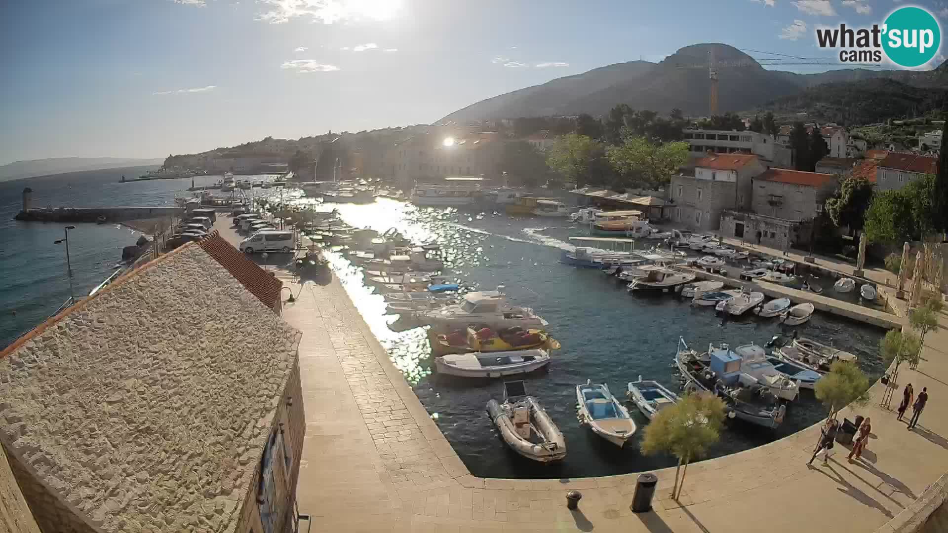 Spletna kamera Bol pristanišče – Pogled v živo na Rivo in marino