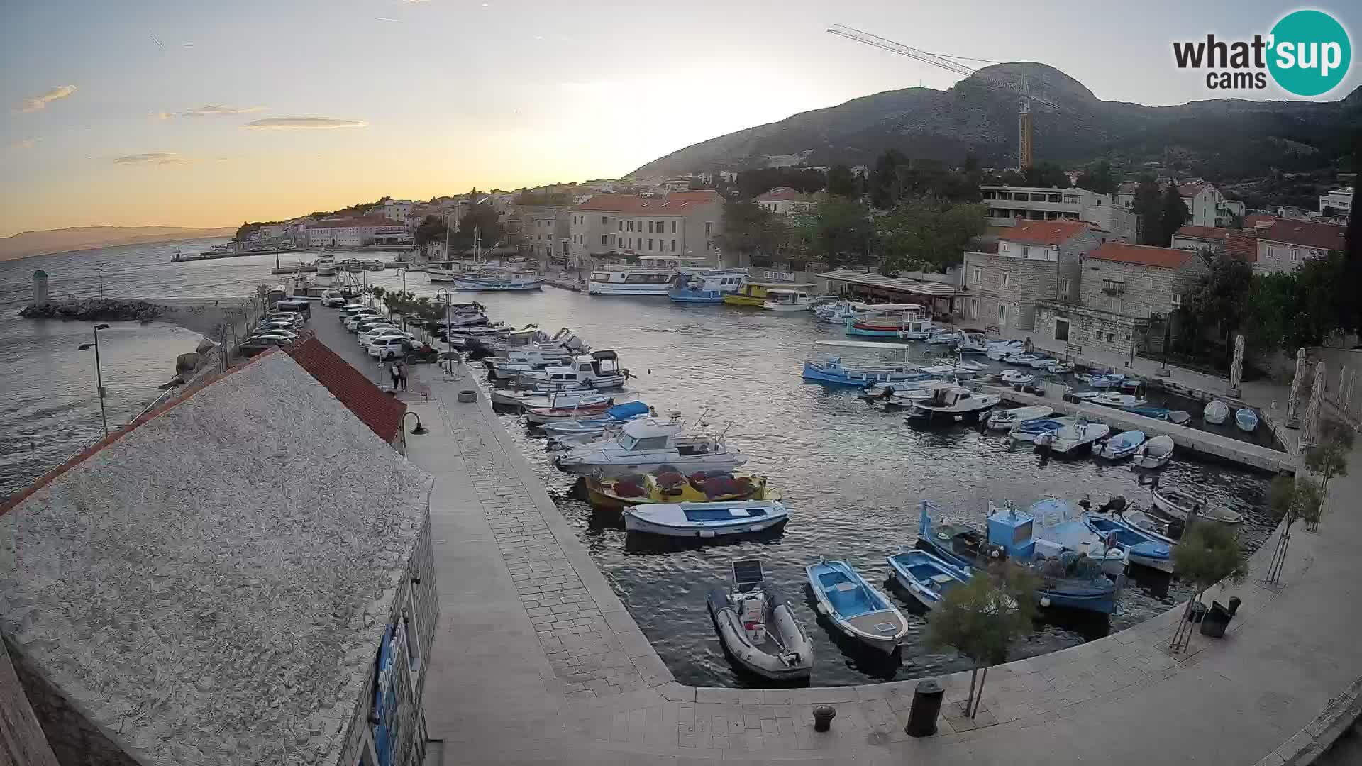 Spletna kamera Bol pristanišče – Pogled v živo na Rivo in marino