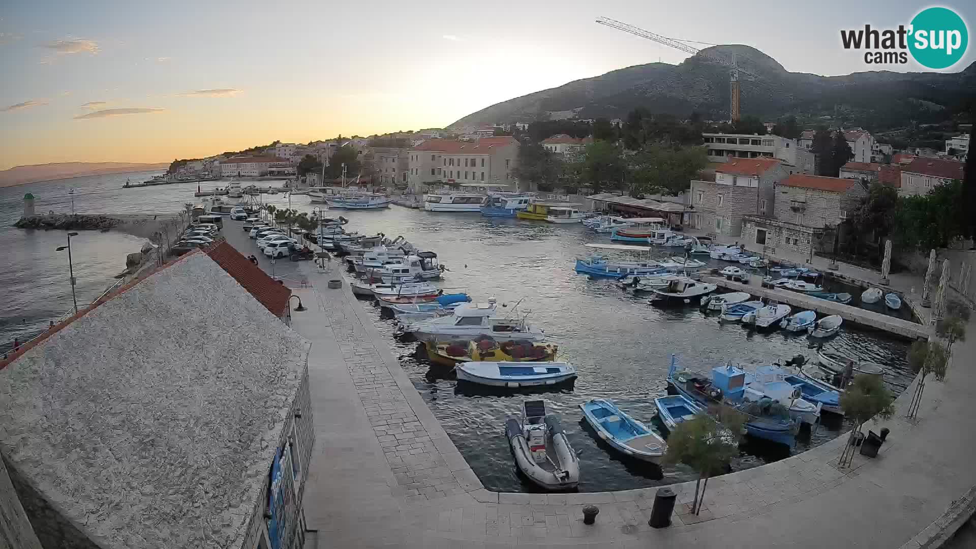Spletna kamera Bol pristanišče – Pogled v živo na Rivo in marino