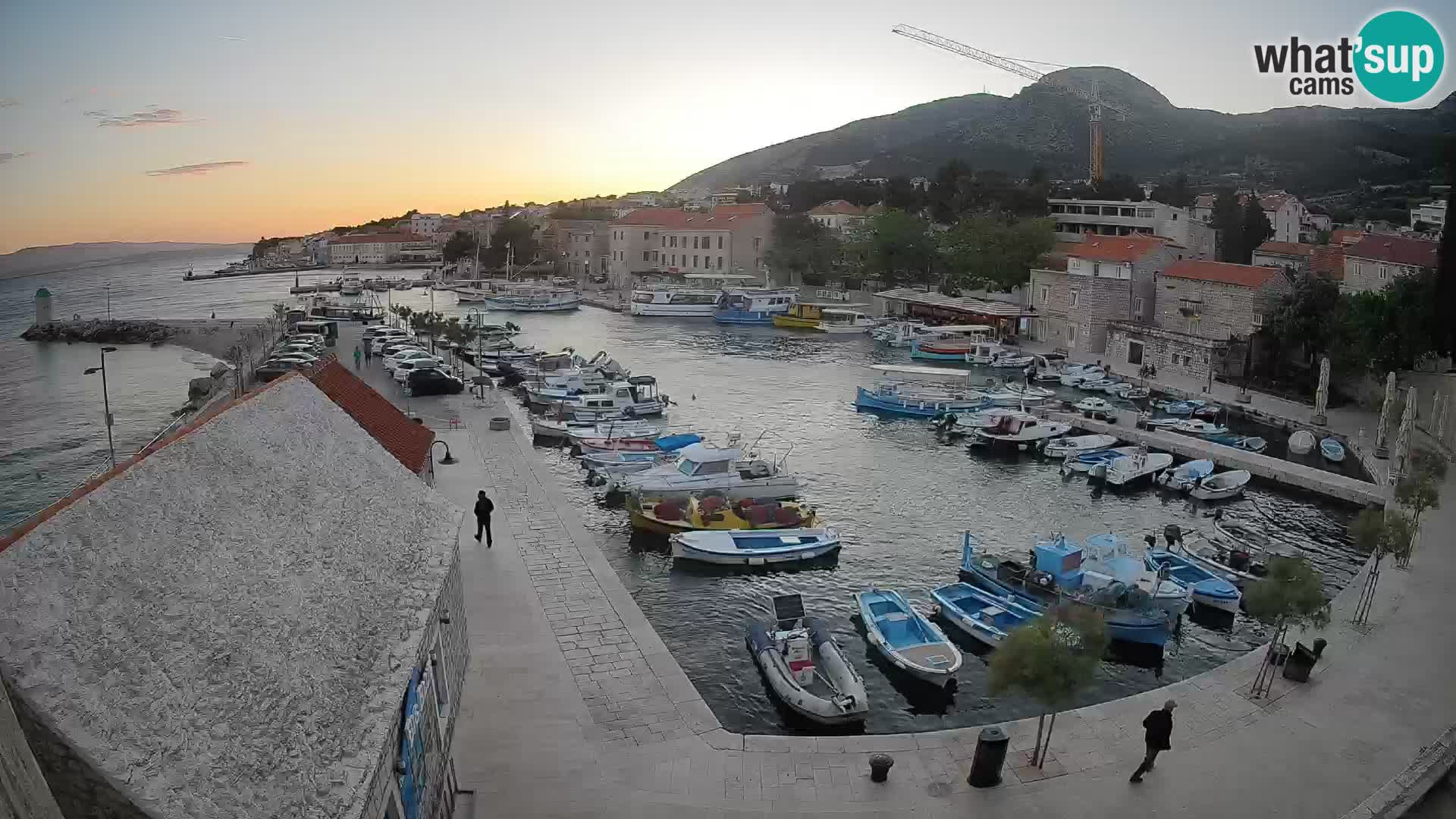 Spletna kamera Bol pristanišče – Pogled v živo na Rivo in marino