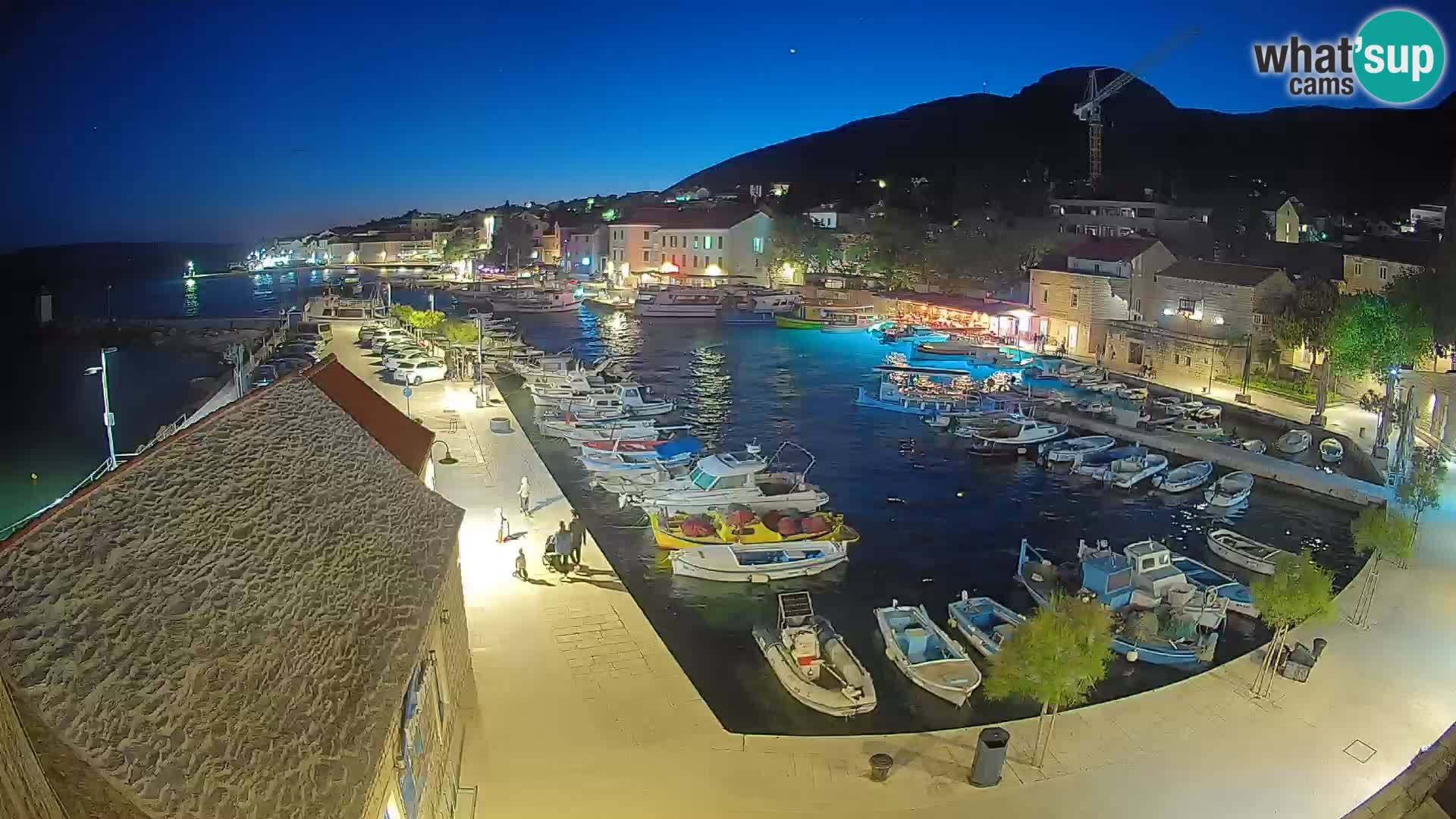 Spletna kamera Bol pristanišče – Pogled v živo na Rivo in marino